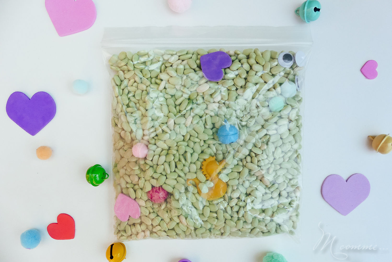 Inspirés de la pédagogie Montessori, les sacs sensoriels sont parfaits pour éveiller les sens des tout-petits : l’ouïe, la vue mais aussi le toucher. Apprenez à les réaliser vous-même grâce à ces 10 idées. #montessori #sacssensoriels #eveil #enfants #bébé #diy #tuto #activitéssensorielles #sens #eveildessens #pedagogiemontessori #bouteillessensorielles #activiteenfant sac sensoriel flageolets grelots et pompons