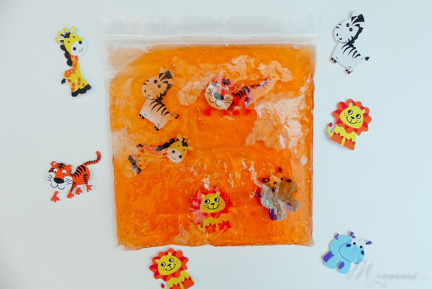 Inspirés de la pédagogie Montessori, les sacs sensoriels sont parfaits pour éveiller les sens des tout-petits : l’ouïe, la vue mais aussi le toucher. Apprenez à les réaliser vous-même grâce à ces 10 idées. #montessori #sacssensoriels #eveil #enfants #bébé #diy #tuto #activitéssensorielles #sens #eveildessens #pedagogiemontessori #bouteillessensorielles #activiteenfant sac sensoriel gelée et animaux en mousse