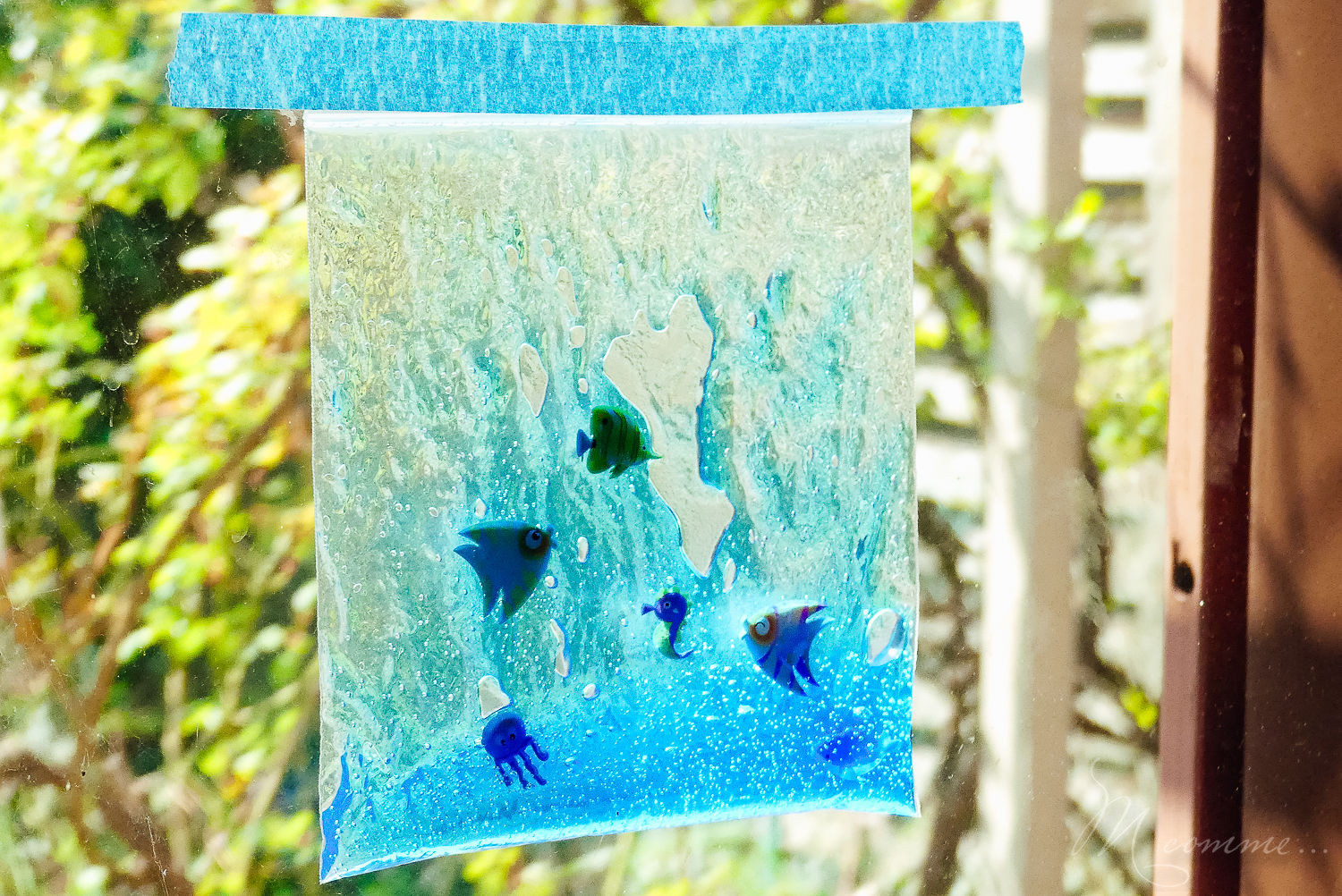 Inspirés de la pédagogie Montessori, les sacs sensoriels sont parfaits pour éveiller les sens des tout-petits : l’ouïe, la vue mais aussi le toucher. Apprenez à les réaliser vous-même grâce à ces 10 idées. #montessori #sacssensoriels #eveil #enfants #bébé #diy #tuto #activitéssensorielles #sens #eveildessens #pedagogiemontessori #bouteillessensorielles #activiteenfant sac sensoriel aquarium gel et poissons