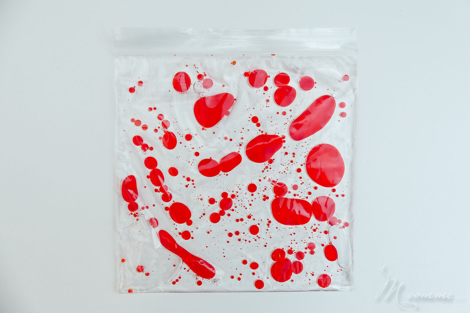 Inspirés de la pédagogie Montessori, les sacs sensoriels sont parfaits pour éveiller les sens des tout-petits : l’ouïe, la vue mais aussi le toucher. Apprenez à les réaliser vous-même grâce à ces 10 idées. #montessori #sacssensoriels #eveil #enfants #bébé #diy #tuto #activitéssensorielles #sens #eveildessens #pedagogiemontessori #bouteillessensorielles #activiteenfant sac sensoriel lave