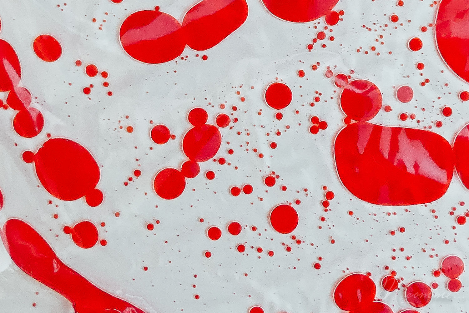 Inspirés de la pédagogie Montessori, les sacs sensoriels sont parfaits pour éveiller les sens des tout-petits : l’ouïe, la vue mais aussi le toucher. Apprenez à les réaliser vous-même grâce à ces 10 idées. #montessori #sacssensoriels #eveil #enfants #bébé #diy #tuto #activitéssensorielles #sens #eveildessens #pedagogiemontessori #bouteillessensorielles #activiteenfant sac sensoriel effet lave