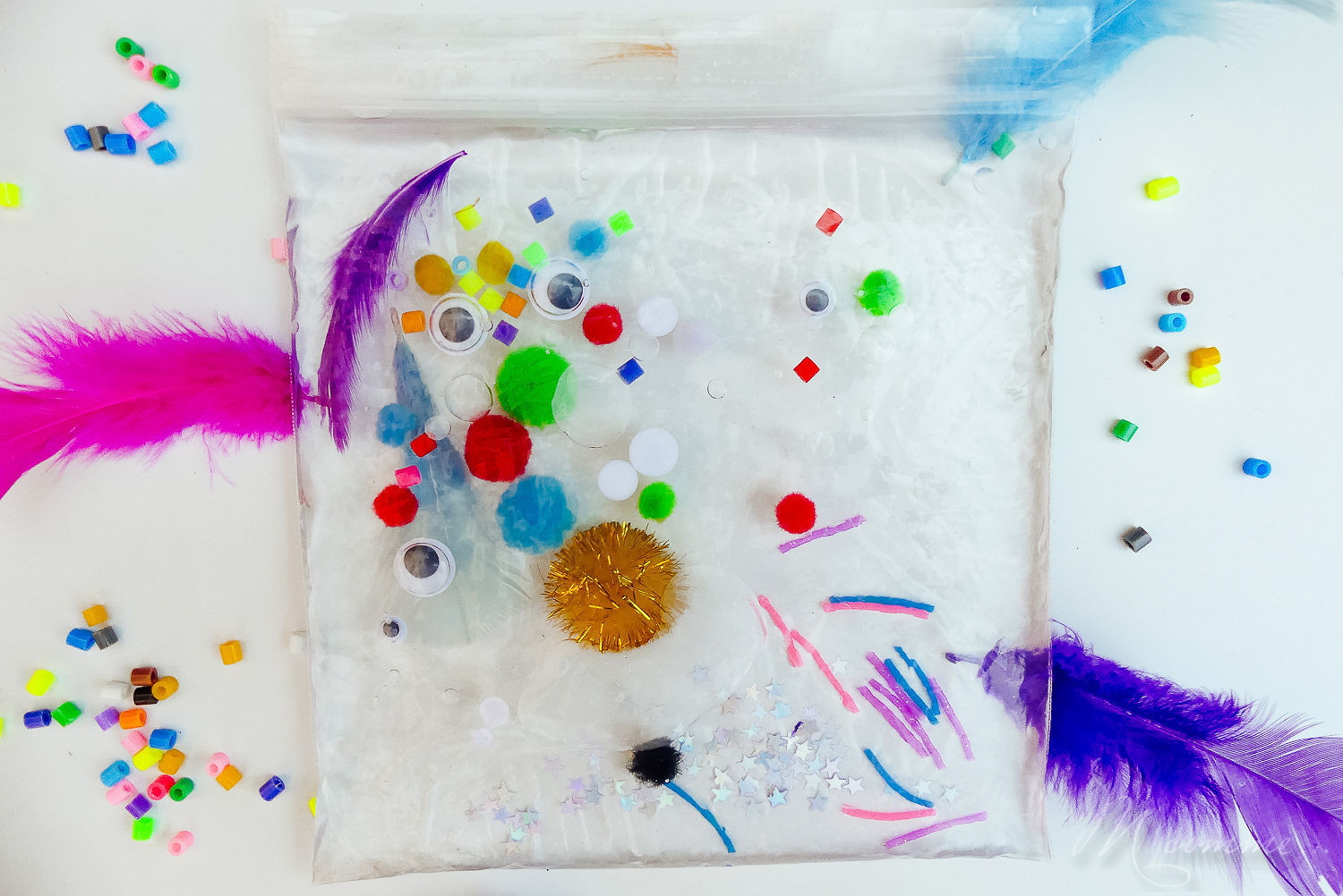 Inspirés de la pédagogie Montessori, les sacs sensoriels sont parfaits pour éveiller les sens des tout-petits : l’ouïe, la vue mais aussi le toucher. Apprenez à les réaliser vous-même grâce à ces 10 idées. #montessori #sacssensoriels #eveil #enfants #bébé #diy #tuto #activitéssensorielles #sens #eveildessens #pedagogiemontessori #bouteillessensorielles #activiteenfant sac sensoriel eau et idées objets