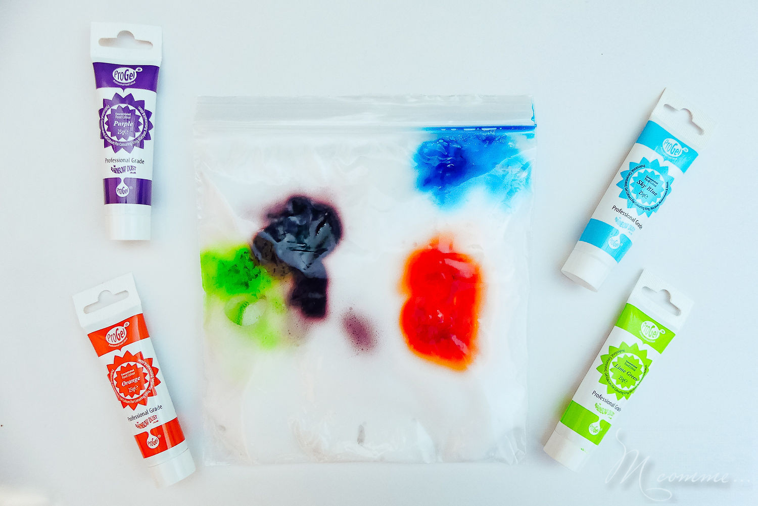 Inspirés de la pédagogie Montessori, les sacs sensoriels sont parfaits pour éveiller les sens des tout-petits : l’ouïe, la vue mais aussi le toucher. Apprenez à les réaliser vous-même grâce à ces 10 idées. #montessori #sacssensoriels #eveil #enfants #bébé #diy #tuto #activitéssensorielles #sens #eveildessens #pedagogiemontessori #bouteillessensorielles #activiteenfant sac sensoriel mousse à raser et peinture ou colorants