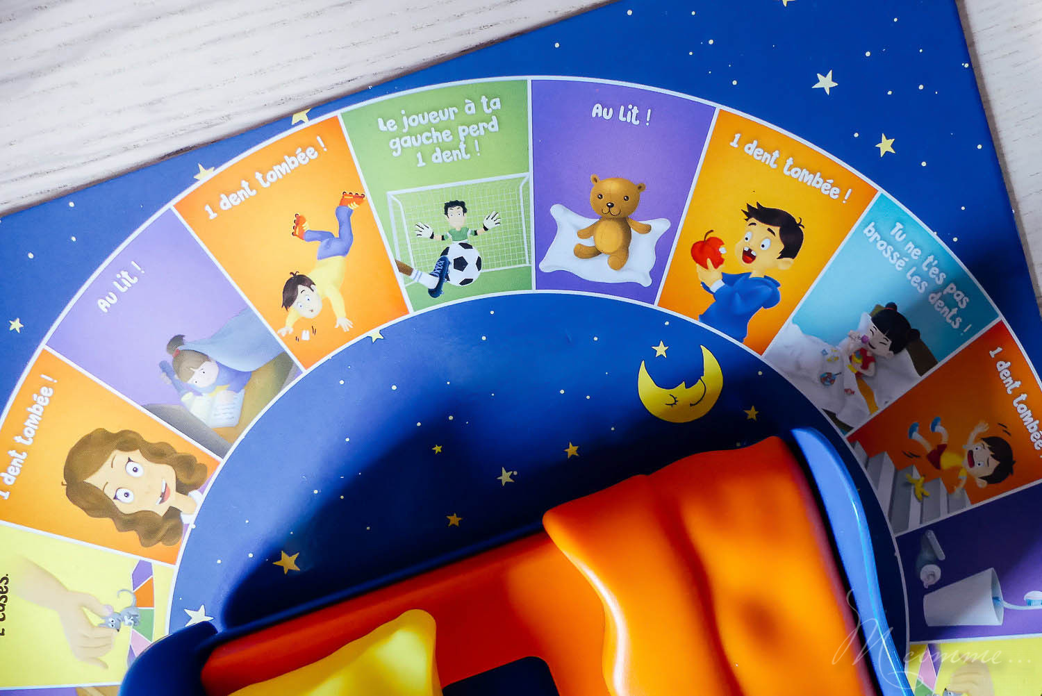 Ce jeu de hasard, « La p’tite souris va passer » chez Dujardin, est amusant, rapide à jouer et un brin magique. Qui sera le premier à récupérer les 4 pièces d’or en échange de ses dents ? #jeudesociete #jeudehasard #dujardin #jeuenfants #5ans #dents #pièces #enfants jeu la p'tite souris va passer