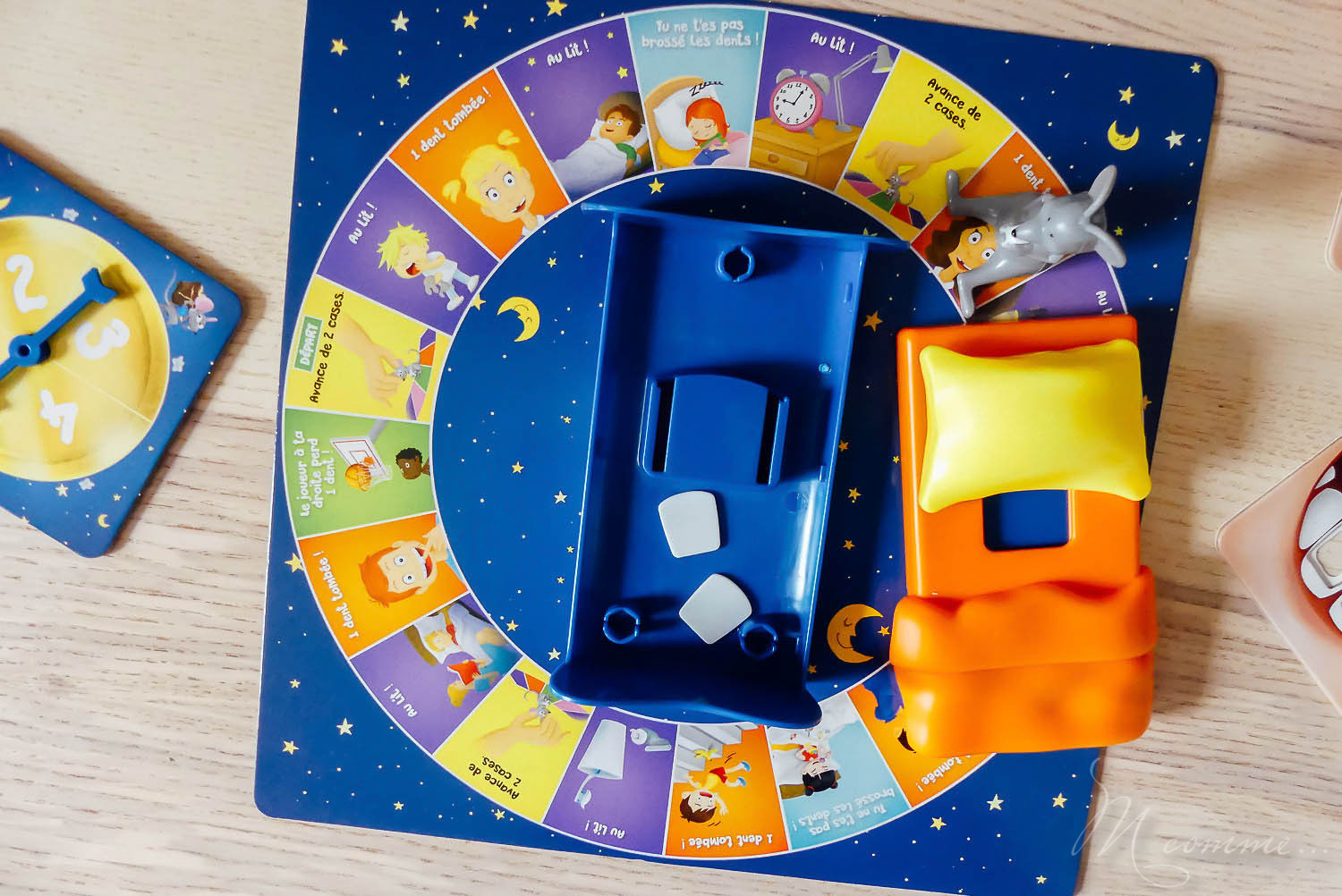 Ce jeu de hasard, « La p’tite souris va passer » chez Dujardin, est amusant, rapide à jouer et un brin magique. Qui sera le premier à récupérer les 4 pièces d’or en échange de ses dents ? #jeudesociete #jeudehasard #dujardin #jeuenfants #5ans #dents #pièces #enfants jeu la p'tite souris va passer