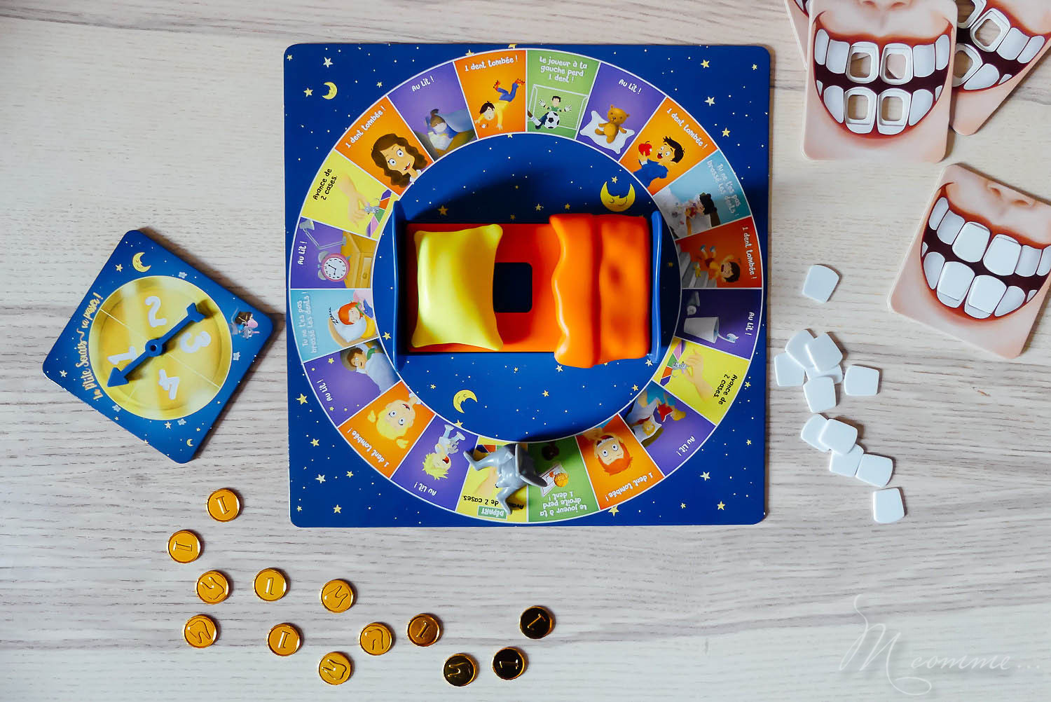 Ce jeu de hasard, « La p’tite souris va passer » chez Dujardin, est amusant, rapide à jouer et un brin magique. Qui sera le premier à récupérer les 4 pièces d’or en échange de ses dents ? #jeudesociete #jeudehasard #dujardin #jeuenfants #5ans #dents #pièces #enfants plateau de jeu la p'tite souris va passer