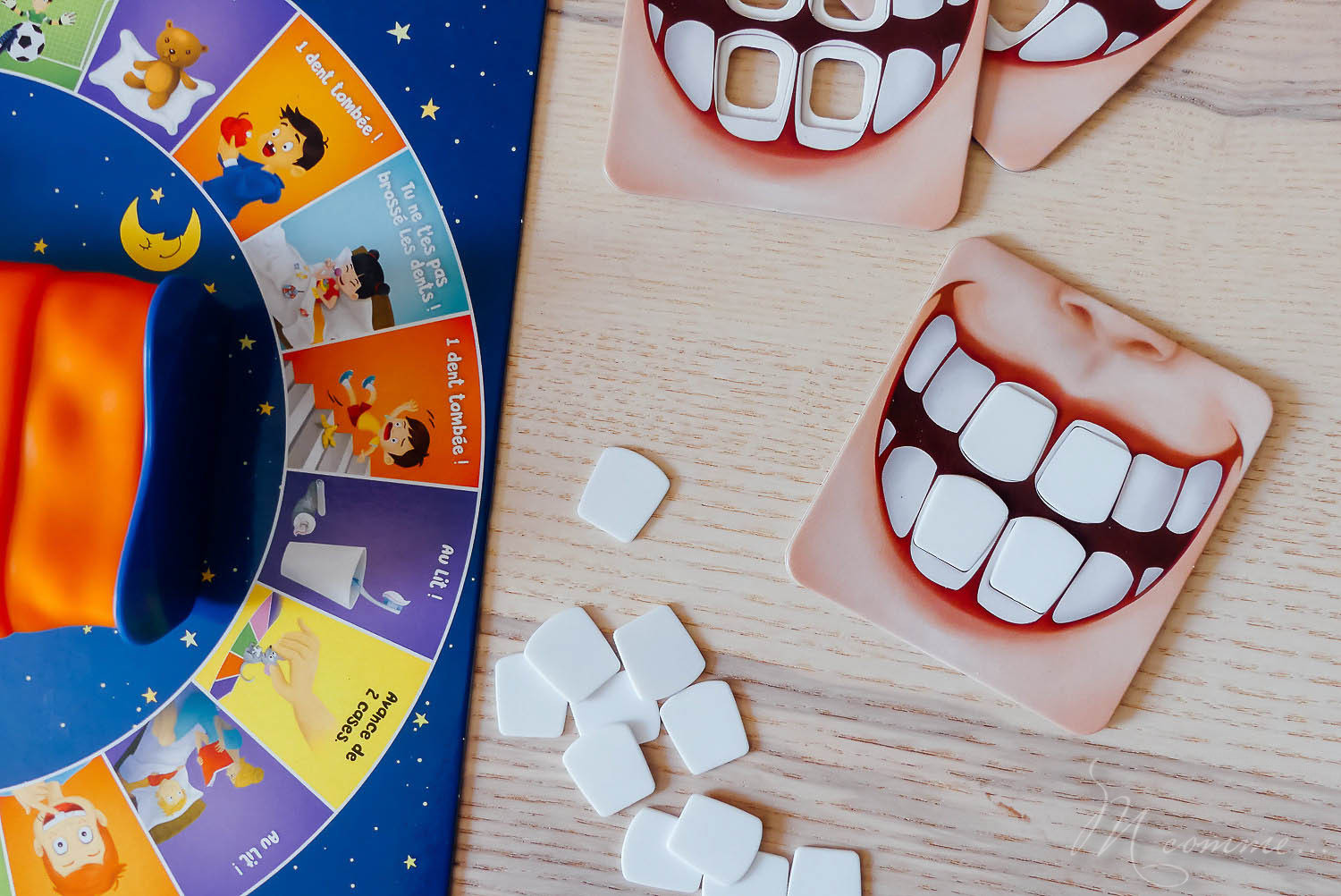 Ce jeu de hasard, « La p’tite souris va passer » chez Dujardin, est amusant, rapide à jouer et un brin magique. Qui sera le premier à récupérer les 4 pièces d’or en échange de ses dents ? #jeudesociete #jeudehasard #dujardin #jeuenfants #5ans #dents #pièces #enfants jeu la p'tite souris va passer dents