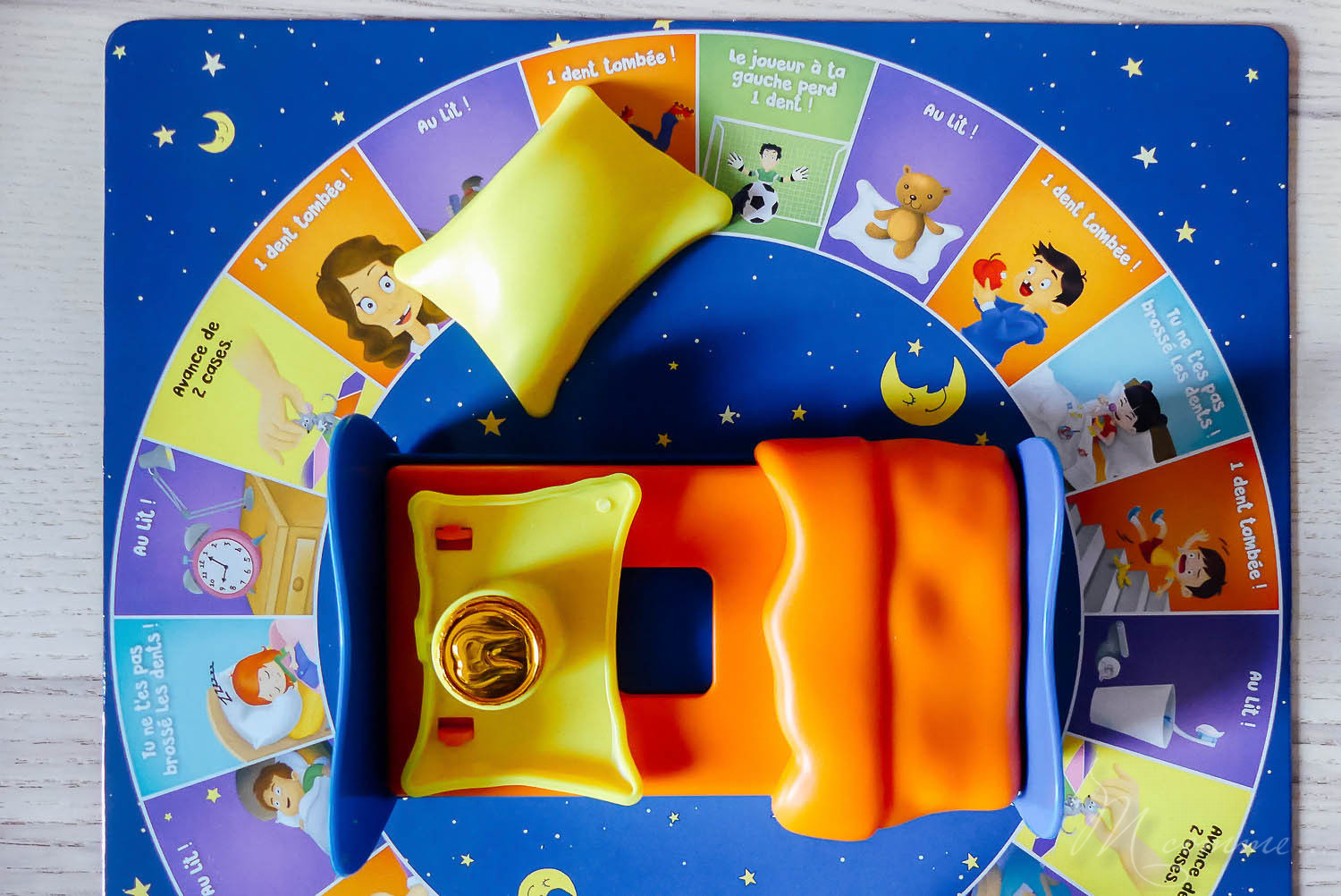 Ce jeu de hasard, « La p’tite souris va passer » chez Dujardin, est amusant, rapide à jouer et un brin magique. Qui sera le premier à récupérer les 4 pièces d’or en échange de ses dents ? #jeudesociete #jeudehasard #dujardin #jeuenfants #5ans #dents #pièces #enfants jeu la p'tite souris va passer lit et pièces