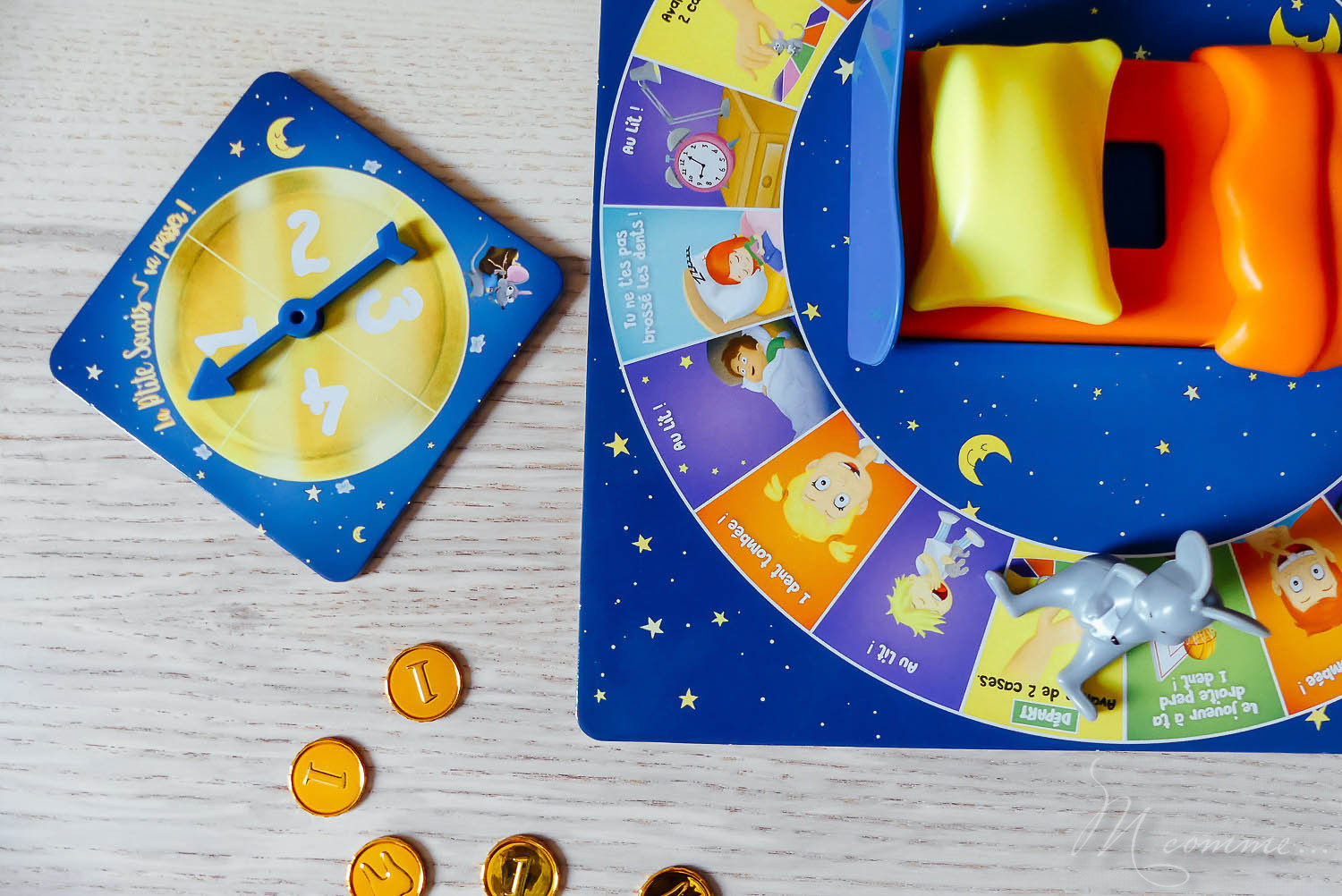Ce jeu de hasard, « La p’tite souris va passer » chez Dujardin, est amusant, rapide à jouer et un brin magique. Qui sera le premier à récupérer les 4 pièces d’or en échange de ses dents ? #jeudesociete #jeudehasard #dujardin #jeuenfants #5ans #dents #pièces #enfants jeu la p'tite souris va passer plateau et roue