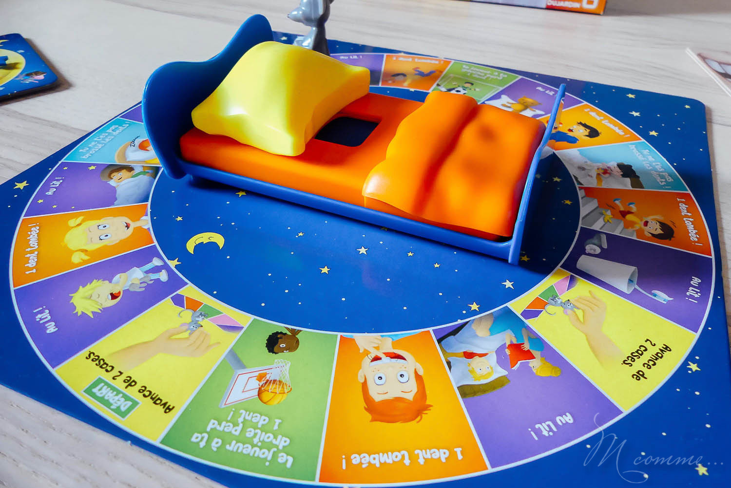 Ce jeu de hasard, « La p’tite souris va passer » chez Dujardin, est amusant, rapide à jouer et un brin magique. Qui sera le premier à récupérer les 4 pièces d’or en échange de ses dents ? #jeudesociete #jeudehasard #dujardin #jeuenfants #5ans #dents #pièces #enfants jeu la p'tite souris va passer