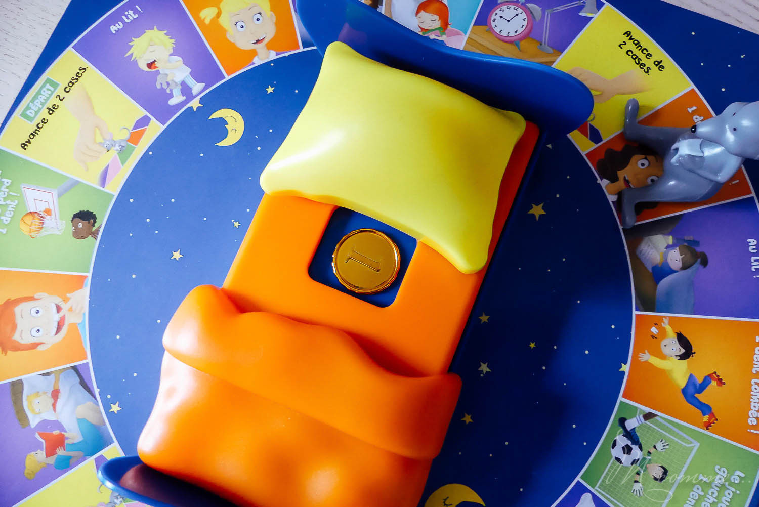 Ce jeu de hasard, « La p’tite souris va passer » chez Dujardin, est amusant, rapide à jouer et un brin magique. Qui sera le premier à récupérer les 4 pièces d’or en échange de ses dents ? #jeudesociete #jeudehasard #dujardin #jeuenfants #5ans #dents #pièces #enfants jeu la p'tite souris va passer