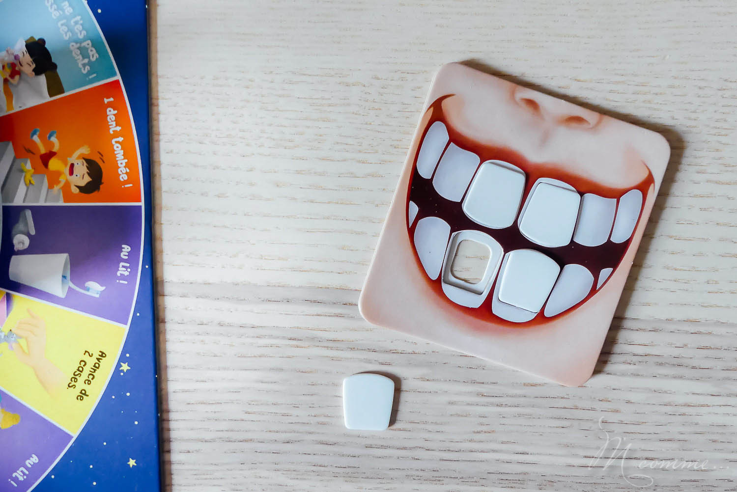 Ce jeu de hasard, « La p’tite souris va passer » chez Dujardin, est amusant, rapide à jouer et un brin magique. Qui sera le premier à récupérer les 4 pièces d’or en échange de ses dents ? #jeudesociete #jeudehasard #dujardin #jeuenfants #5ans #dents #pièces #enfants jeu la p'tite souris va passer