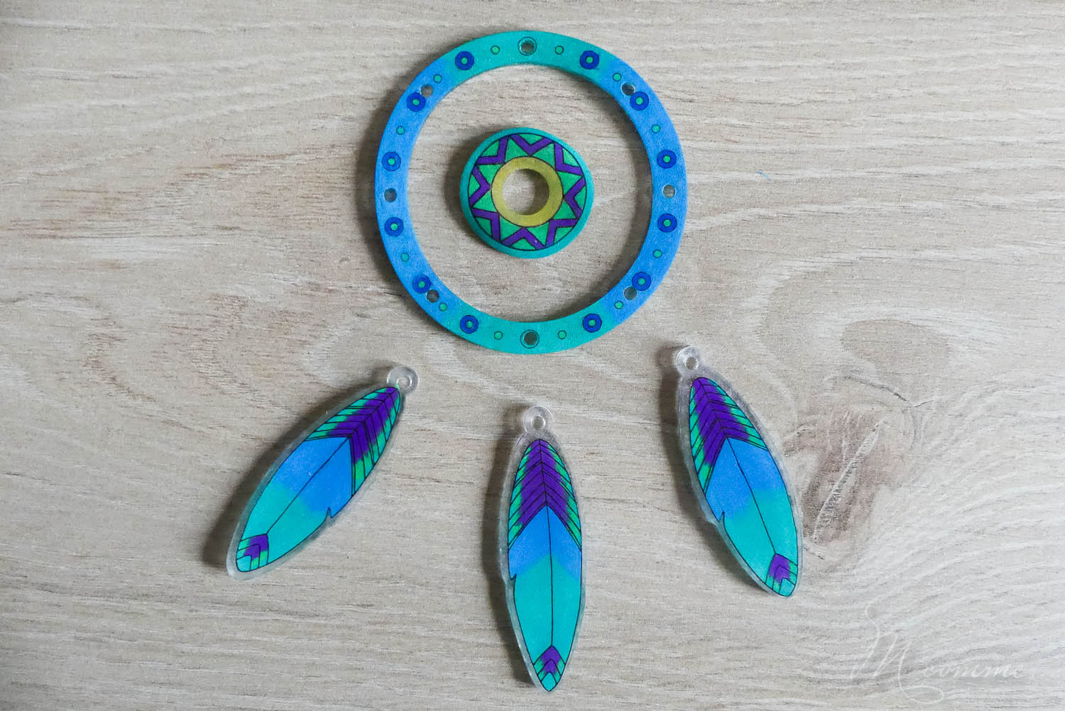 Je vous propose de découvrir un moyen rapide de réaliser un attrape-rêves grâce au plastique fou et de jolis dessins. Une activité créative pour une création jolie et utile pour la chambre de l’enfant. #attrapereves #dreamcatcher #plastiquefou #plastiquedingue #activitecreative #diy #tuto #kitcreatif #bricolageenfant #reves #beauxreves #cauchemars attrape reves plastique fou