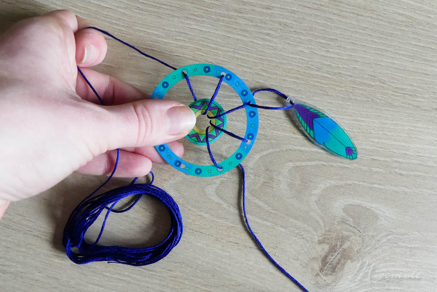 Je vous propose de découvrir un moyen rapide de réaliser un attrape-rêves grâce au plastique fou et de jolis dessins. Une activité créative pour une création jolie et utile pour la chambre de l’enfant. #attrapereves #dreamcatcher #plastiquefou #plastiquedingue #activitecreative #diy #tuto #kitcreatif #bricolageenfant #reves #beauxreves #cauchemars créer son attrape reves en plastique fou