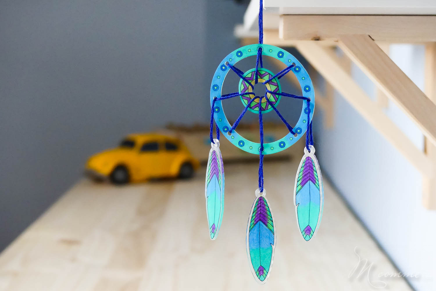 Je vous propose de découvrir un moyen rapide de réaliser un attrape-rêves grâce au plastique fou et de jolis dessins. Une activité créative pour une création jolie et utile pour la chambre de l’enfant. #attrapereves #dreamcatcher #plastiquefou #plastiquedingue #activitecreative #diy #tuto #kitcreatif #bricolageenfant #reves #beauxreves #cauchemars attrape reves en plastique fou