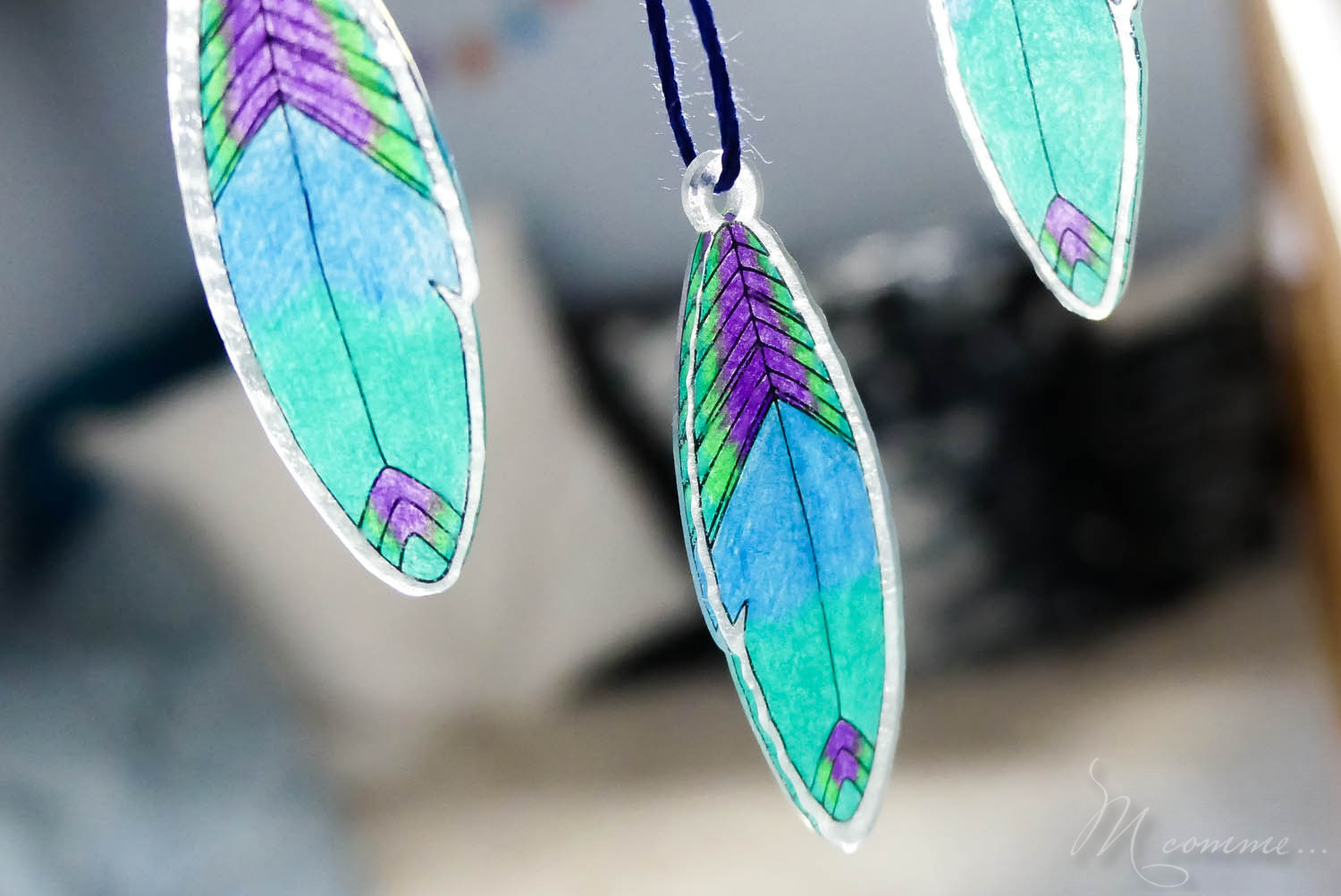 Je vous propose de découvrir un moyen rapide de réaliser un attrape-rêves grâce au plastique fou et de jolis dessins. Une activité créative pour une création jolie et utile pour la chambre de l’enfant. #attrapereves #dreamcatcher #plastiquefou #plastiquedingue #activitecreative #diy #tuto #kitcreatif #bricolageenfant #reves #beauxreves #cauchemars fabriquer attrape reves en plastique fou