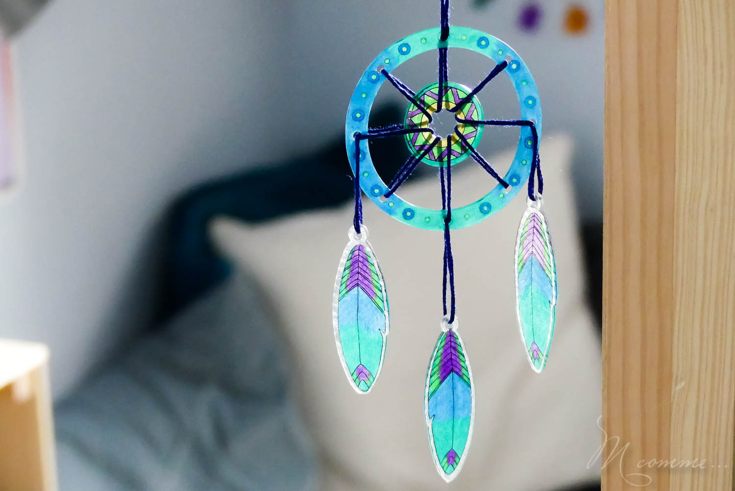 Je vous propose de découvrir un moyen rapide de réaliser un attrape-rêves grâce au plastique fou et de jolis dessins. Une activité créative pour une création jolie et utile pour la chambre de l’enfant. #attrapereves #dreamcatcher #plastiquefou #plastiquedingue #activitecreative #diy #tuto #kitcreatif #bricolageenfant #reves #beauxreves #cauchemars attrape reves en plastique fou
