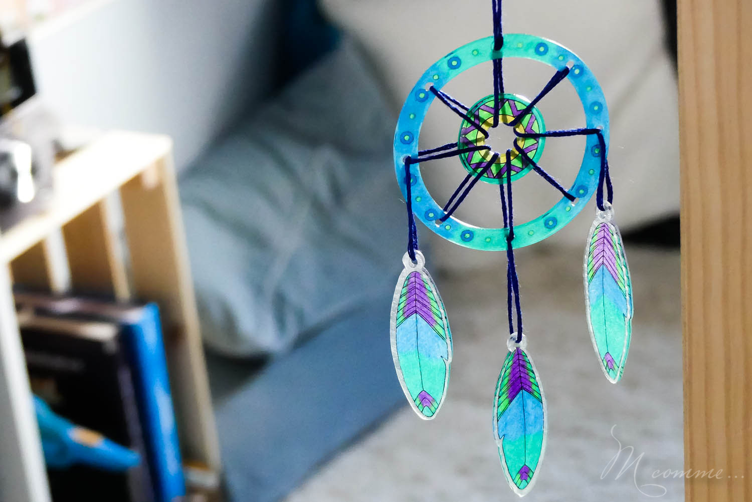 Je vous propose de découvrir un moyen rapide de réaliser un attrape-rêves grâce au plastique fou et de jolis dessins. Une activité créative pour une création jolie et utile pour la chambre de l’enfant. #attrapereves #dreamcatcher #plastiquefou #plastiquedingue #activitecreative #diy #tuto #kitcreatif #bricolageenfant #reves #beauxreves #cauchemars attrape reves en plastique fou