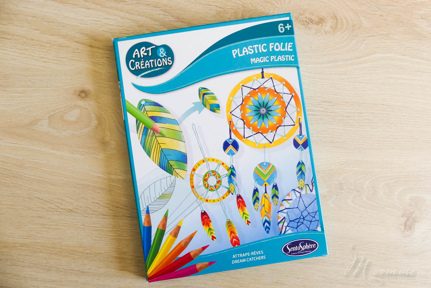 Je vous propose de découvrir un moyen rapide de réaliser un attrape-rêves grâce au plastique fou et de jolis dessins. Une activité créative pour une création jolie et utile pour la chambre de l’enfant. #attrapereves #dreamcatcher #plastiquefou #plastiquedingue #activitecreative #diy #tuto #kitcreatif #bricolageenfant #reves #beauxreves #cauchemars kit plastique fou sentosphere