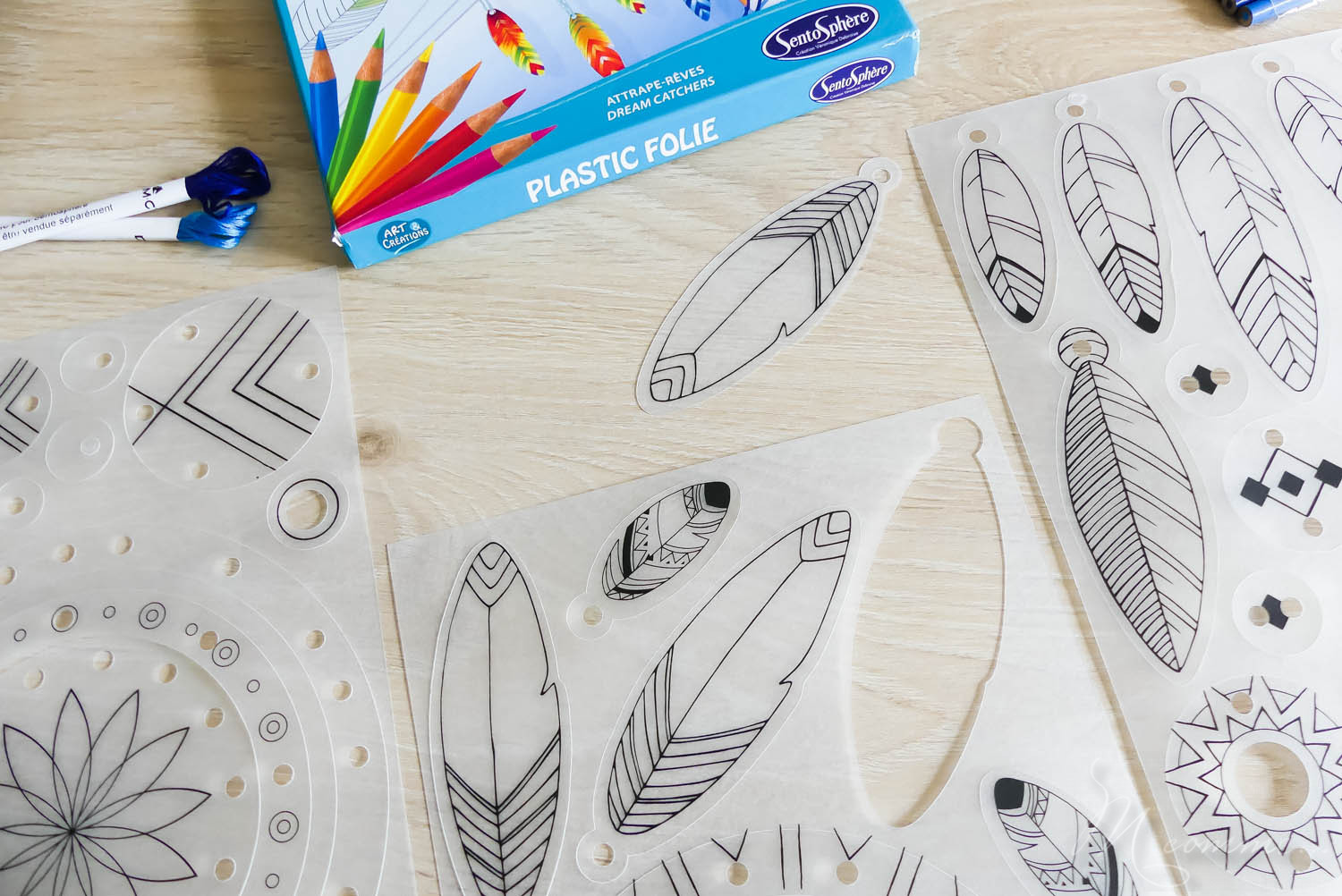 Je vous propose de découvrir un moyen rapide de réaliser un attrape-rêves grâce au plastique fou et de jolis dessins. Une activité créative pour une création jolie et utile pour la chambre de l’enfant. #attrapereves #dreamcatcher #plastiquefou #plastiquedingue #activitecreative #diy #tuto #kitcreatif #bricolageenfant #reves #beauxreves #cauchemars kit créatif attrape reves plastique fou sentosphere