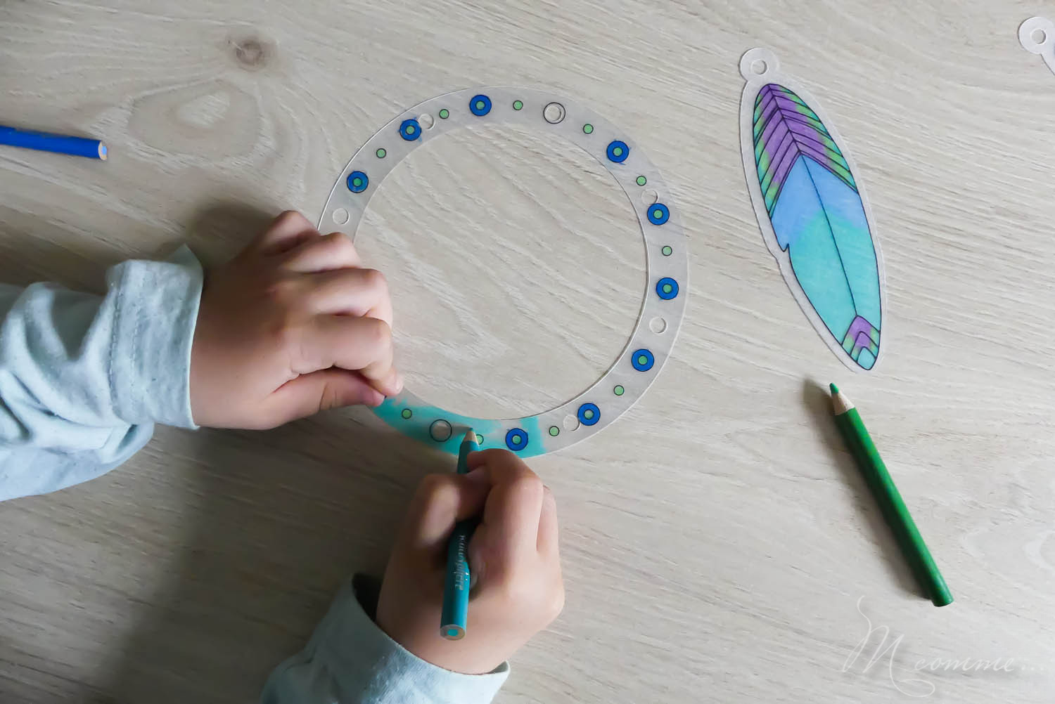 Je vous propose de découvrir un moyen rapide de réaliser un attrape-rêves grâce au plastique fou et de jolis dessins. Une activité créative pour une création jolie et utile pour la chambre de l’enfant. #attrapereves #dreamcatcher #plastiquefou #plastiquedingue #activitecreative #diy #tuto #kitcreatif #bricolageenfant #reves #beauxreves #cauchemars kit créatif attrape reves plastique fou sentosphere