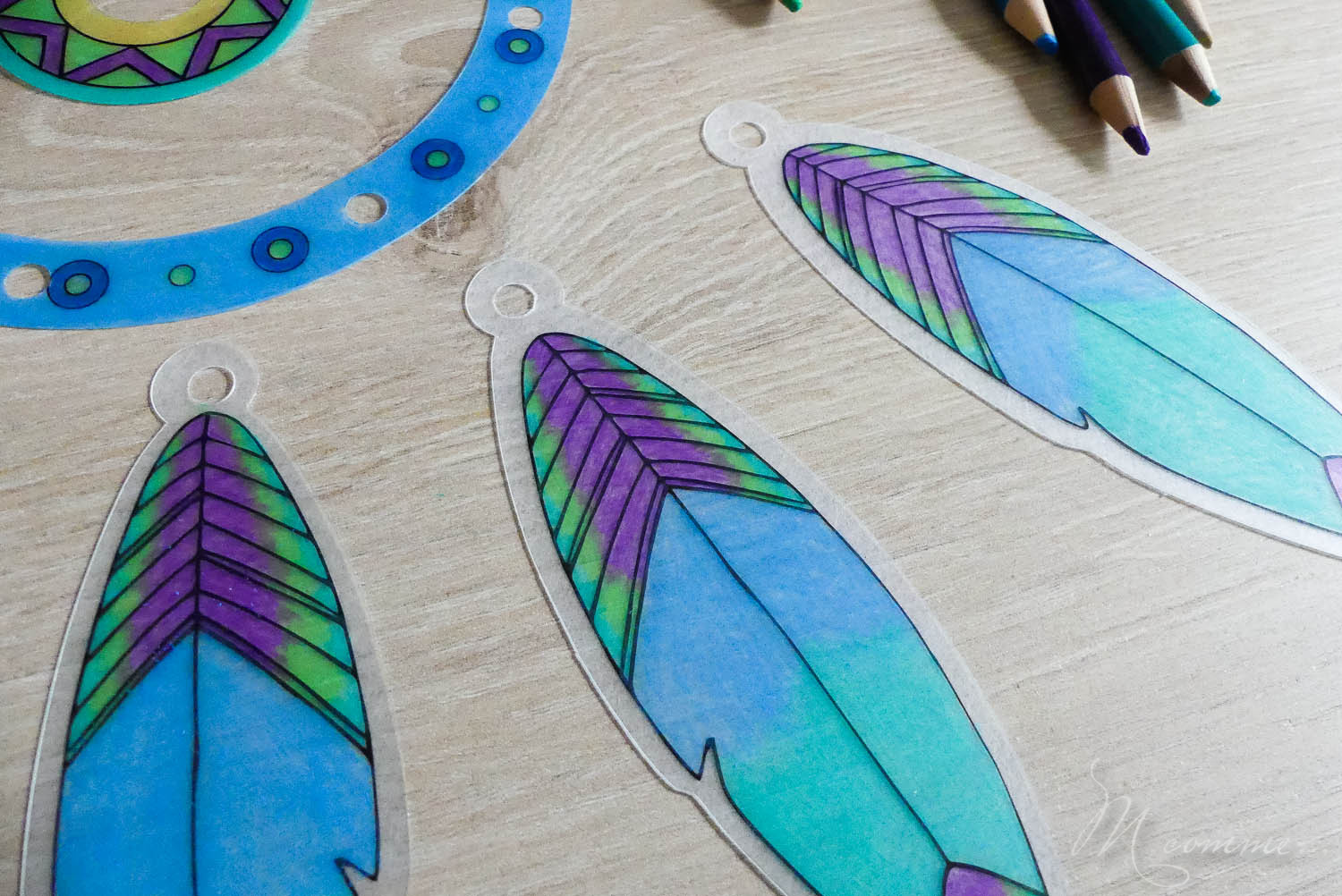 Je vous propose de découvrir un moyen rapide de réaliser un attrape-rêves grâce au plastique fou et de jolis dessins. Une activité créative pour une création jolie et utile pour la chambre de l’enfant. #attrapereves #dreamcatcher #plastiquefou #plastiquedingue #activitecreative #diy #tuto #kitcreatif #bricolageenfant #reves #beauxreves #cauchemars kit créatif attrape reves plastique fou sentosphere