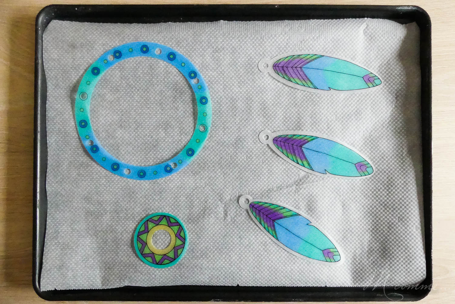 Je vous propose de découvrir un moyen rapide de réaliser un attrape-rêves grâce au plastique fou et de jolis dessins. Une activité créative pour une création jolie et utile pour la chambre de l’enfant. #attrapereves #dreamcatcher #plastiquefou #plastiquedingue #activitecreative #diy #tuto #kitcreatif #bricolageenfant #reves #beauxreves #cauchemars attrape reves plastique fou