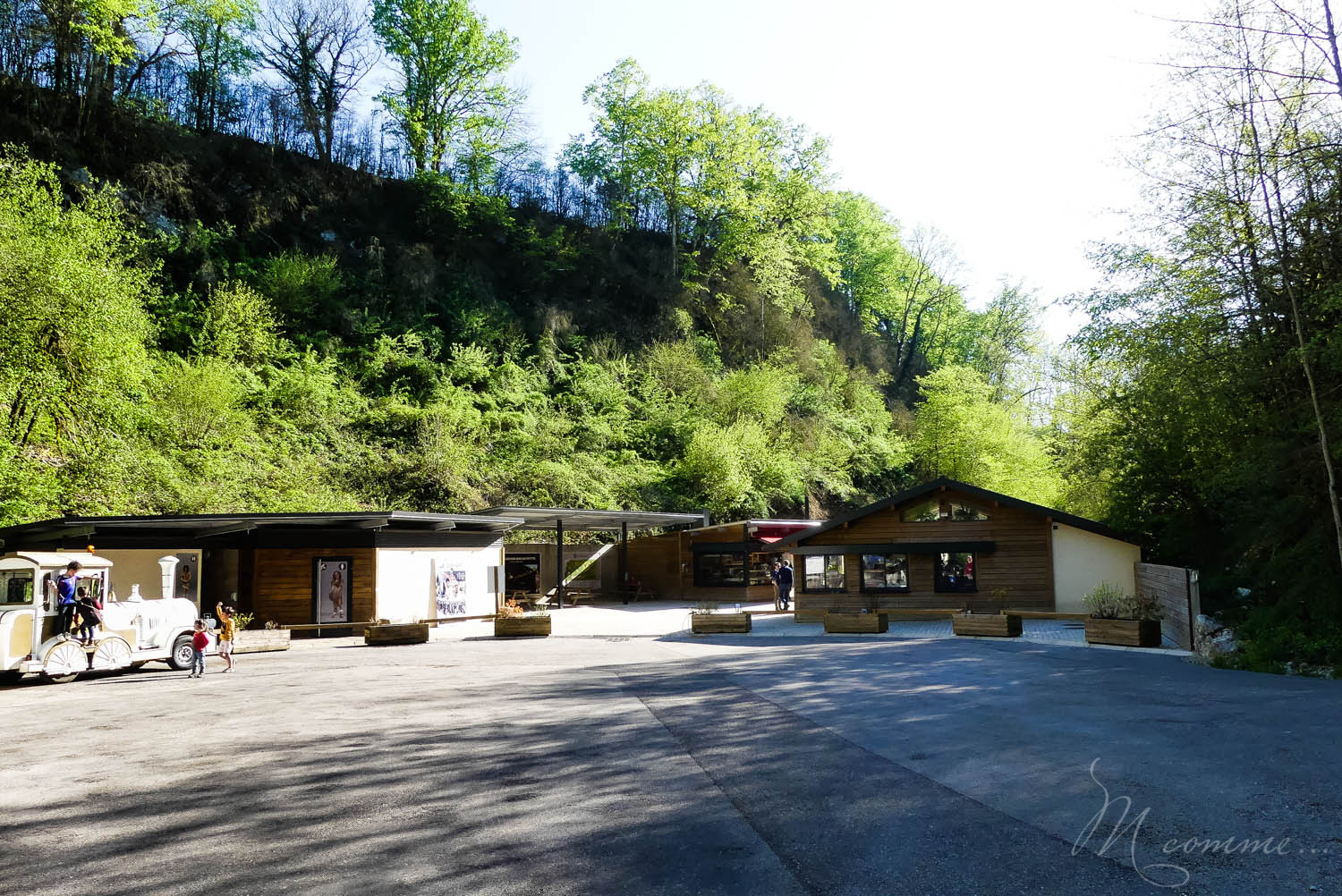 Les Grottes du Cerdon proposent, après la visite d’un monde souterrain insolite, de découvrir comment vivaient les hommes préhistoriques à travers de nombreuses activités pour les enfants. Une belle sortie en famille, dans l’Ain, nichée dans les montagnes du Jura. #grottesducerdon #prehistoire #hommesprehistoriques #activitesprehistoriques #animationsenfants #ain #jura #lyon #peinturesprehistoriques #poterie #feu #fairedufeu #apprendreafairedufeu #fouillesarcheologiques #sortieenfamille grottes du cerdon