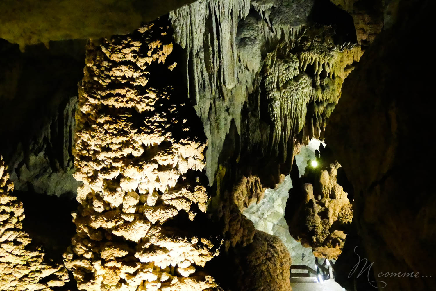 Les Grottes du Cerdon proposent, après la visite d’un monde souterrain insolite, de découvrir comment vivaient les hommes préhistoriques à travers de nombreuses activités pour les enfants. Une belle sortie en famille, dans l’Ain, nichée dans les montagnes du Jura. #grottesducerdon #prehistoire #hommesprehistoriques #activitesprehistoriques #animationsenfants #ain #jura #lyon #peinturesprehistoriques #poterie #feu #fairedufeu #apprendreafairedufeu #fouillesarcheologiques #sortieenfamille grottes du cerdon