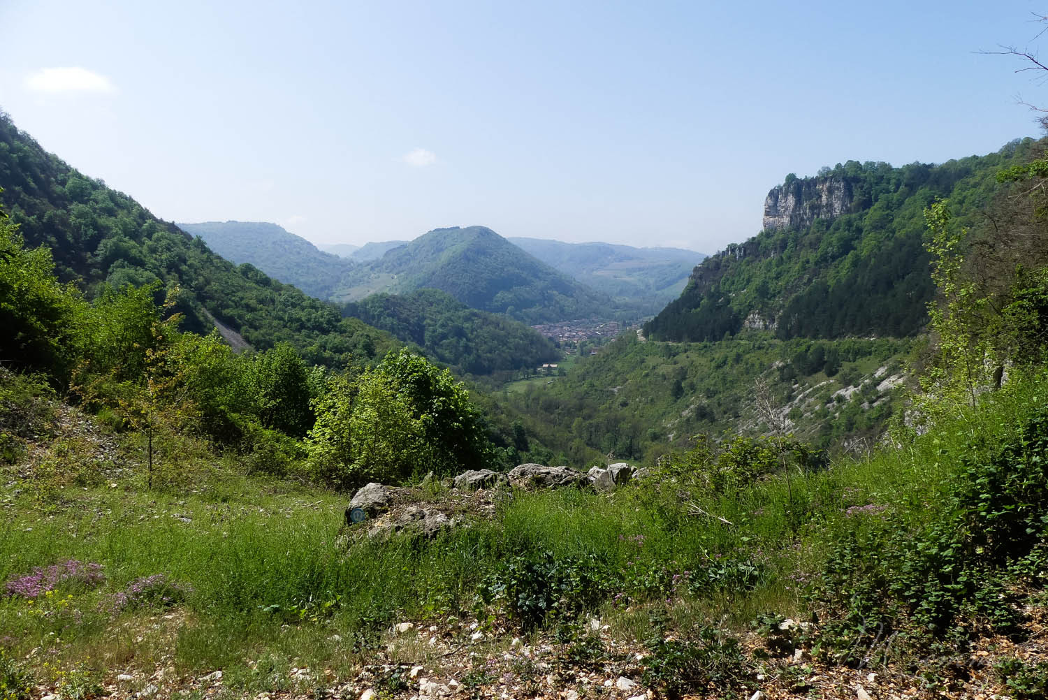 Les Grottes du Cerdon proposent, après la visite d’un monde souterrain insolite, de découvrir comment vivaient les hommes préhistoriques à travers de nombreuses activités pour les enfants. Une belle sortie en famille, dans l’Ain, nichée dans les montagnes du Jura. #grottesducerdon #prehistoire #hommesprehistoriques #activitesprehistoriques #animationsenfants #ain #jura #lyon #peinturesprehistoriques #poterie #feu #fairedufeu #apprendreafairedufeu #fouillesarcheologiques #sortieenfamille grottes du cerdon