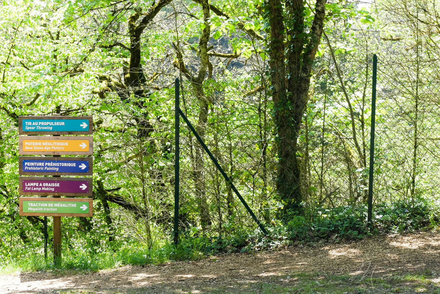 Les Grottes du Cerdon proposent, après la visite d’un monde souterrain insolite, de découvrir comment vivaient les hommes préhistoriques à travers de nombreuses activités pour les enfants. Une belle sortie en famille, dans l’Ain, nichée dans les montagnes du Jura. #grottesducerdon #prehistoire #hommesprehistoriques #activitesprehistoriques #animationsenfants #ain #jura #lyon #peinturesprehistoriques #poterie #feu #fairedufeu #apprendreafairedufeu #fouillesarcheologiques #sortieenfamille grottes du cerdon parc de loisirs préhistoriques