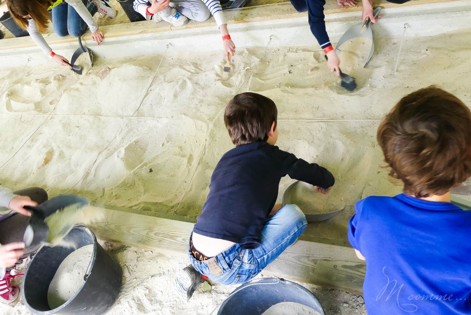 Les Grottes du Cerdon proposent, après la visite d’un monde souterrain insolite, de découvrir comment vivaient les hommes préhistoriques à travers de nombreuses activités pour les enfants. Une belle sortie en famille, dans l’Ain, nichée dans les montagnes du Jura. #grottesducerdon #prehistoire #hommesprehistoriques #activitesprehistoriques #animationsenfants #ain #jura #lyon #peinturesprehistoriques #poterie #feu #fairedufeu #apprendreafairedufeu #fouillesarcheologiques #sortieenfamille grottes du cerdon parc de loisirs préhistoriques
