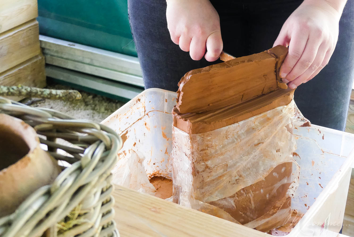 Les Grottes du Cerdon proposent, après la visite d’un monde souterrain insolite, de découvrir comment vivaient les hommes préhistoriques à travers de nombreuses activités pour les enfants. Une belle sortie en famille, dans l’Ain, nichée dans les montagnes du Jura. #grottesducerdon #prehistoire #hommesprehistoriques #activitesprehistoriques #animationsenfants #ain #jura #lyon #peinturesprehistoriques #poterie #feu #fairedufeu #apprendreafairedufeu #fouillesarcheologiques #sortieenfamille grottes du cerdon parc de loisirs préhistoriques