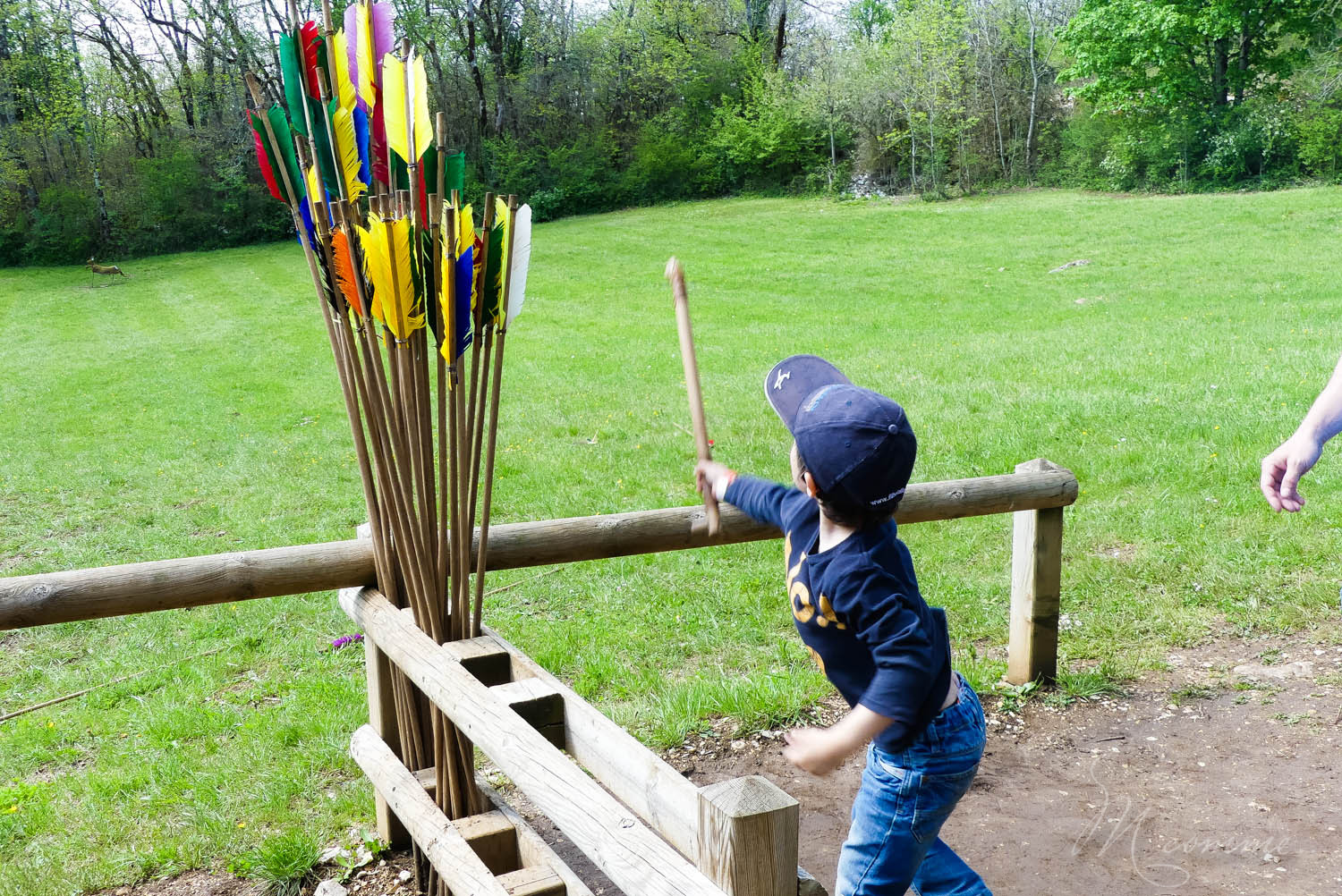 Les Grottes du Cerdon proposent, après la visite d’un monde souterrain insolite, de découvrir comment vivaient les hommes préhistoriques à travers de nombreuses activités pour les enfants. Une belle sortie en famille, dans l’Ain, nichée dans les montagnes du Jura. #grottesducerdon #prehistoire #hommesprehistoriques #activitesprehistoriques #animationsenfants #ain #jura #lyon #peinturesprehistoriques #poterie #feu #fairedufeu #apprendreafairedufeu #fouillesarcheologiques #sortieenfamille grottes du cerdon parc de loisirs préhistoriques