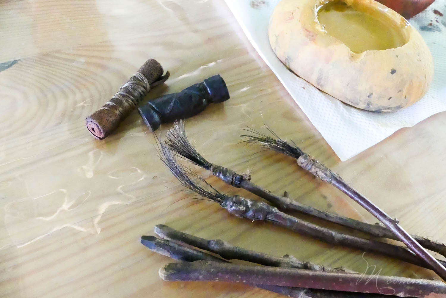 Les Grottes du Cerdon proposent, après la visite d’un monde souterrain insolite, de découvrir comment vivaient les hommes préhistoriques à travers de nombreuses activités pour les enfants. Une belle sortie en famille, dans l’Ain, nichée dans les montagnes du Jura. #grottesducerdon #prehistoire #hommesprehistoriques #activitesprehistoriques #animationsenfants #ain #jura #lyon #peinturesprehistoriques #poterie #feu #fairedufeu #apprendreafairedufeu #fouillesarcheologiques #sortieenfamille grottes du cerdon parc de loisirs préhistoriques