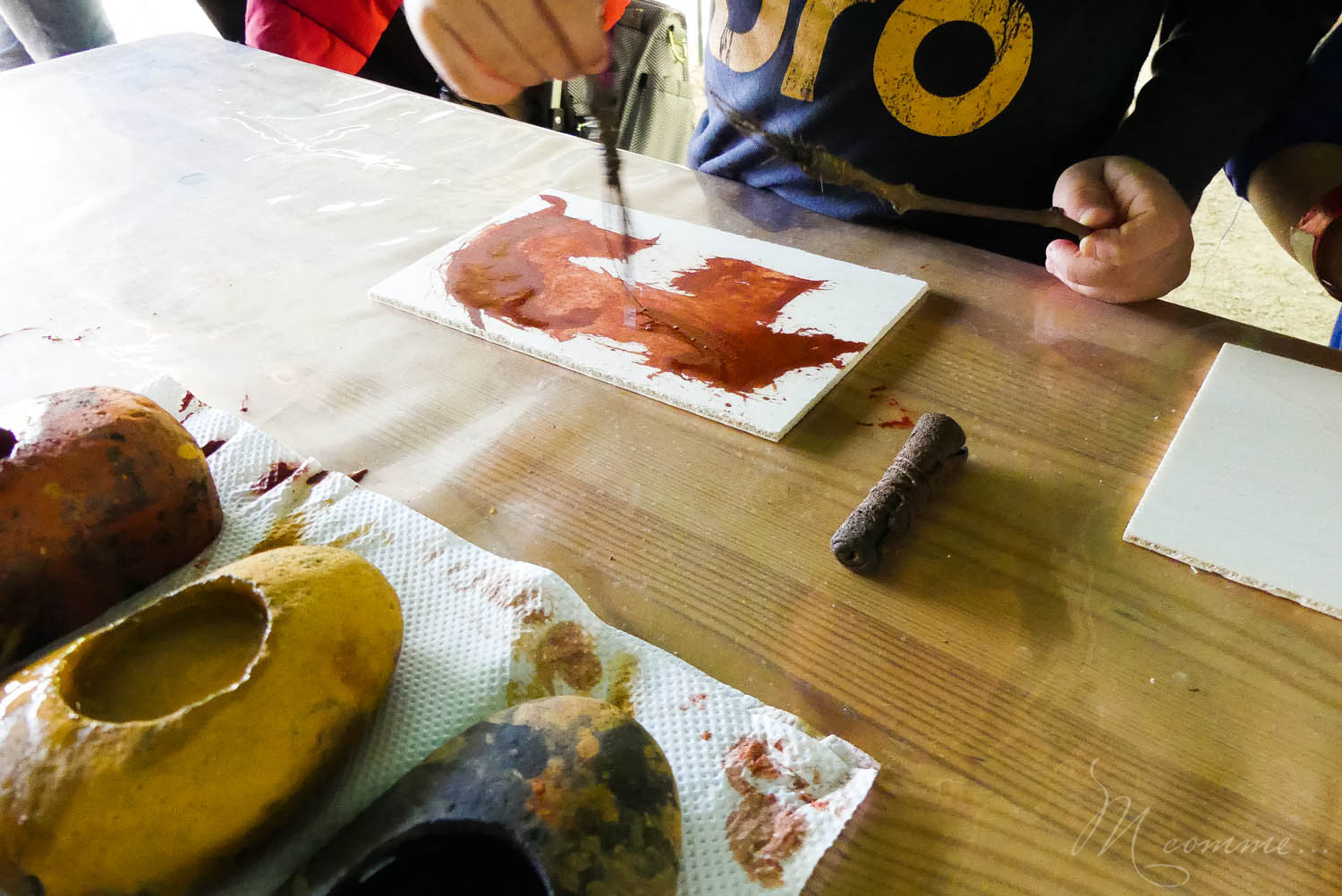 Les Grottes du Cerdon proposent, après la visite d’un monde souterrain insolite, de découvrir comment vivaient les hommes préhistoriques à travers de nombreuses activités pour les enfants. Une belle sortie en famille, dans l’Ain, nichée dans les montagnes du Jura. #grottesducerdon #prehistoire #hommesprehistoriques #activitesprehistoriques #animationsenfants #ain #jura #lyon #peinturesprehistoriques #poterie #feu #fairedufeu #apprendreafairedufeu #fouillesarcheologiques #sortieenfamille grottes du cerdon parc de loisirs préhistoriques