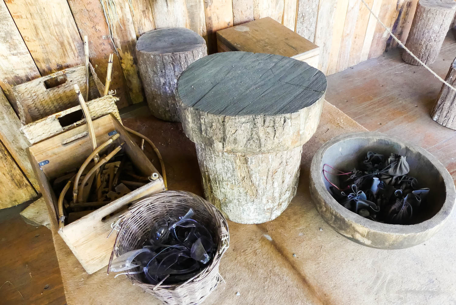 Les Grottes du Cerdon proposent, après la visite d’un monde souterrain insolite, de découvrir comment vivaient les hommes préhistoriques à travers de nombreuses activités pour les enfants. Une belle sortie en famille, dans l’Ain, nichée dans les montagnes du Jura. #grottesducerdon #prehistoire #hommesprehistoriques #activitesprehistoriques #animationsenfants #ain #jura #lyon #peinturesprehistoriques #poterie #feu #fairedufeu #apprendreafairedufeu #fouillesarcheologiques #sortieenfamille grottes du cerdon parc de loisirs préhistoriques