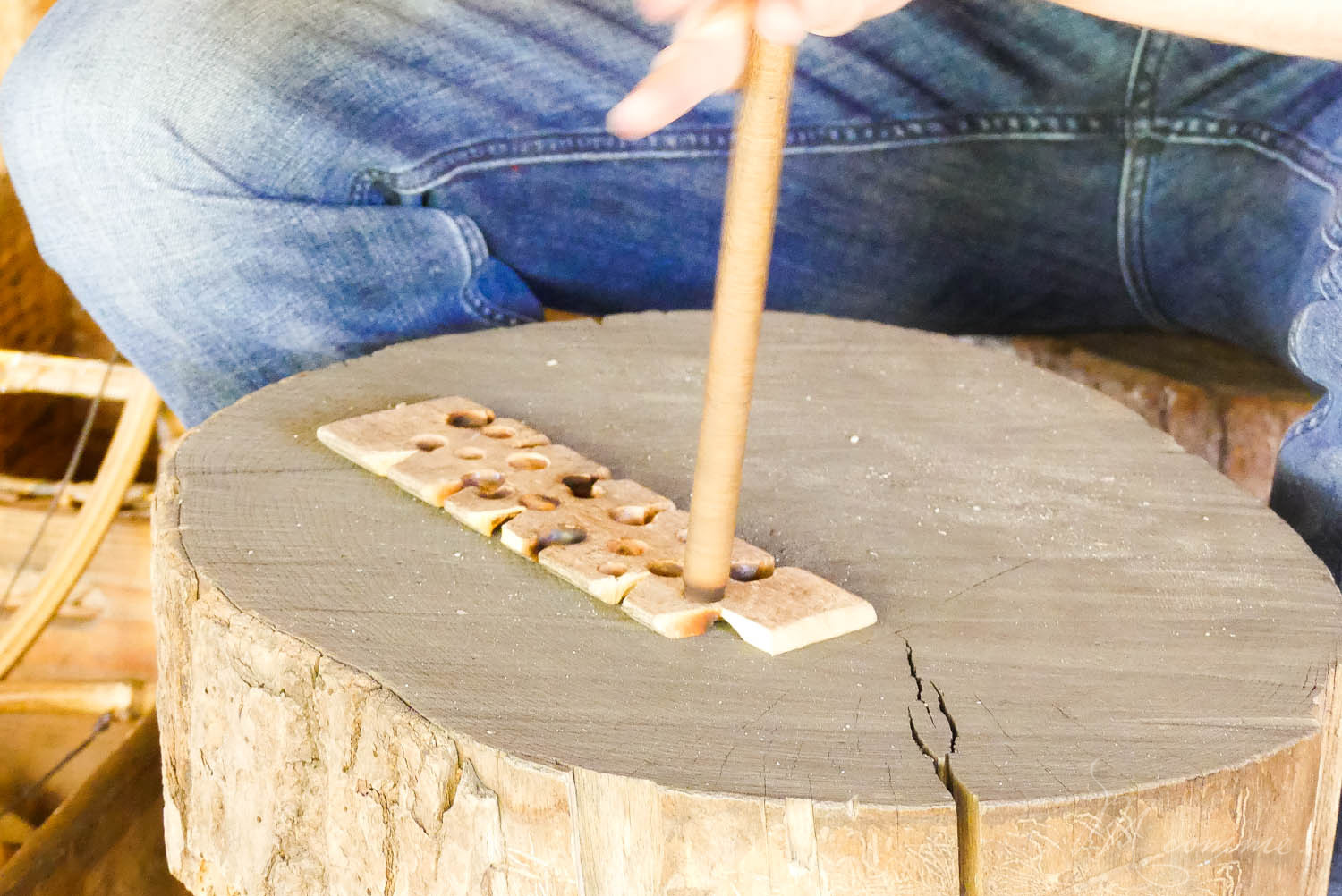 Les Grottes du Cerdon proposent, après la visite d’un monde souterrain insolite, de découvrir comment vivaient les hommes préhistoriques à travers de nombreuses activités pour les enfants. Une belle sortie en famille, dans l’Ain, nichée dans les montagnes du Jura. #grottesducerdon #prehistoire #hommesprehistoriques #activitesprehistoriques #animationsenfants #ain #jura #lyon #peinturesprehistoriques #poterie #feu #fairedufeu #apprendreafairedufeu #fouillesarcheologiques #sortieenfamille grottes du cerdon parc de loisirs préhistoriques