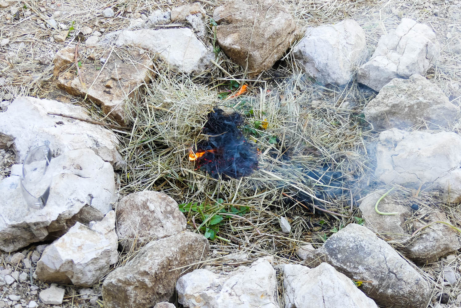 Les Grottes du Cerdon proposent, après la visite d’un monde souterrain insolite, de découvrir comment vivaient les hommes préhistoriques à travers de nombreuses activités pour les enfants. Une belle sortie en famille, dans l’Ain, nichée dans les montagnes du Jura. #grottesducerdon #prehistoire #hommesprehistoriques #activitesprehistoriques #animationsenfants #ain #jura #lyon #peinturesprehistoriques #poterie #feu #fairedufeu #apprendreafairedufeu #fouillesarcheologiques #sortieenfamille grottes du cerdon parc de loisirs préhistoriques