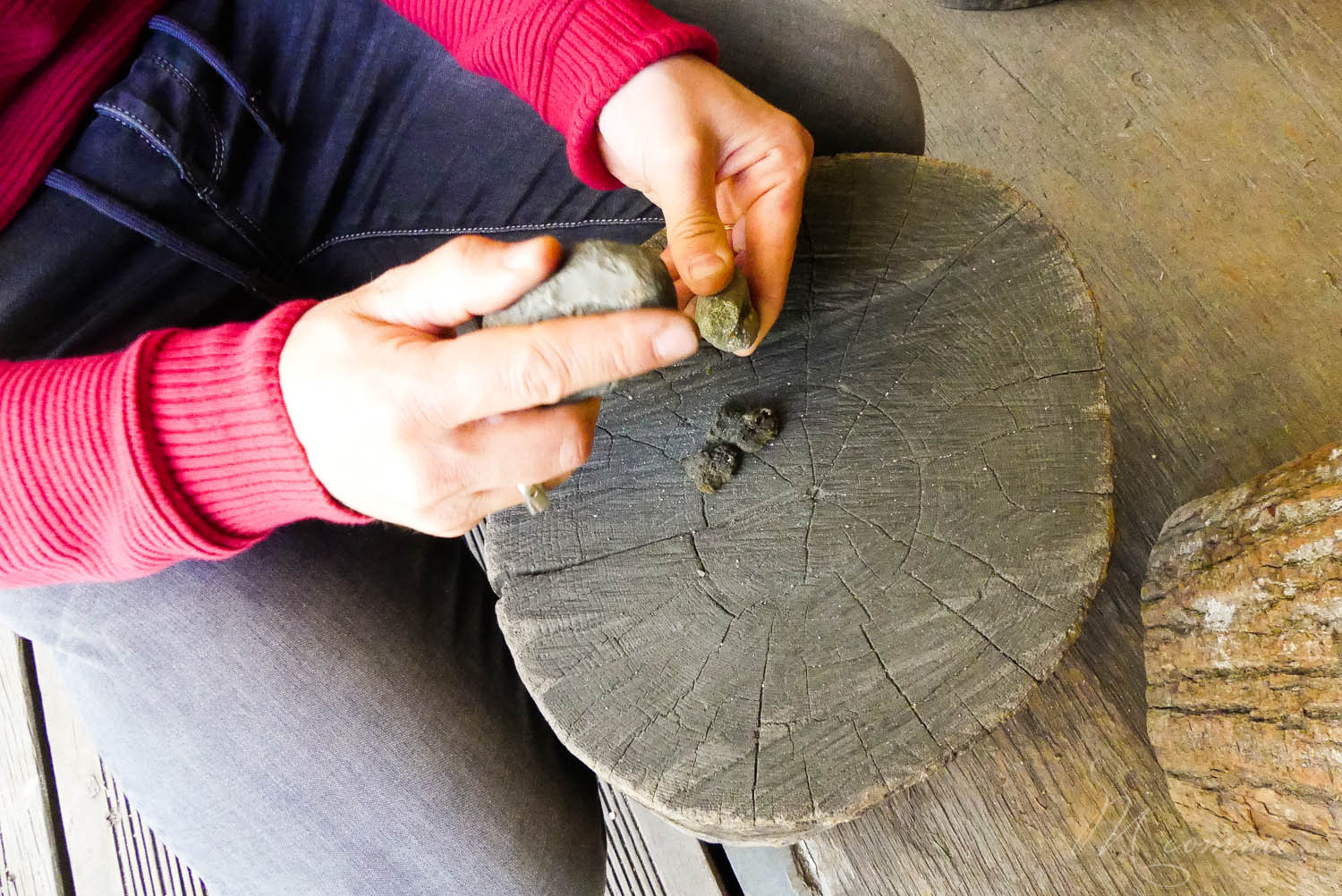 Les Grottes du Cerdon proposent, après la visite d’un monde souterrain insolite, de découvrir comment vivaient les hommes préhistoriques à travers de nombreuses activités pour les enfants. Une belle sortie en famille, dans l’Ain, nichée dans les montagnes du Jura. #grottesducerdon #prehistoire #hommesprehistoriques #activitesprehistoriques #animationsenfants #ain #jura #lyon #peinturesprehistoriques #poterie #feu #fairedufeu #apprendreafairedufeu #fouillesarcheologiques #sortieenfamille grottes du cerdon parc de loisirs préhistoriques
