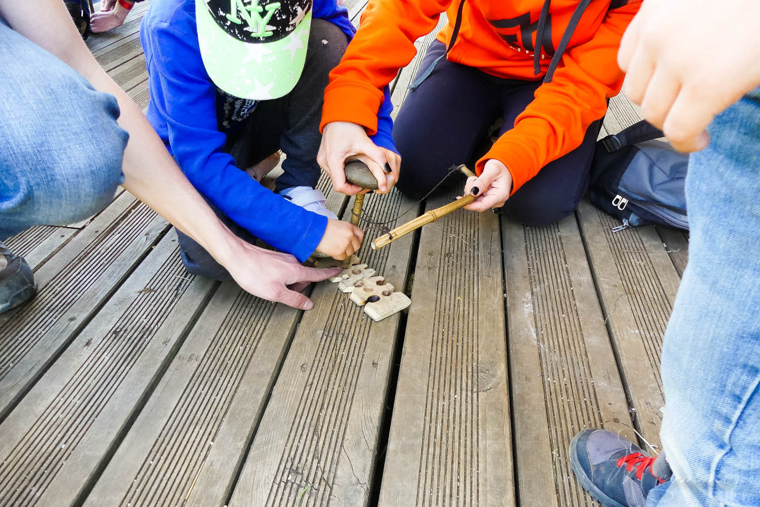 Les Grottes du Cerdon proposent, après la visite d’un monde souterrain insolite, de découvrir comment vivaient les hommes préhistoriques à travers de nombreuses activités pour les enfants. Une belle sortie en famille, dans l’Ain, nichée dans les montagnes du Jura. #grottesducerdon #prehistoire #hommesprehistoriques #activitesprehistoriques #animationsenfants #ain #jura #lyon #peinturesprehistoriques #poterie #feu #fairedufeu #apprendreafairedufeu #fouillesarcheologiques #sortieenfamille grottes du cerdon parc de loisirs préhistoriques