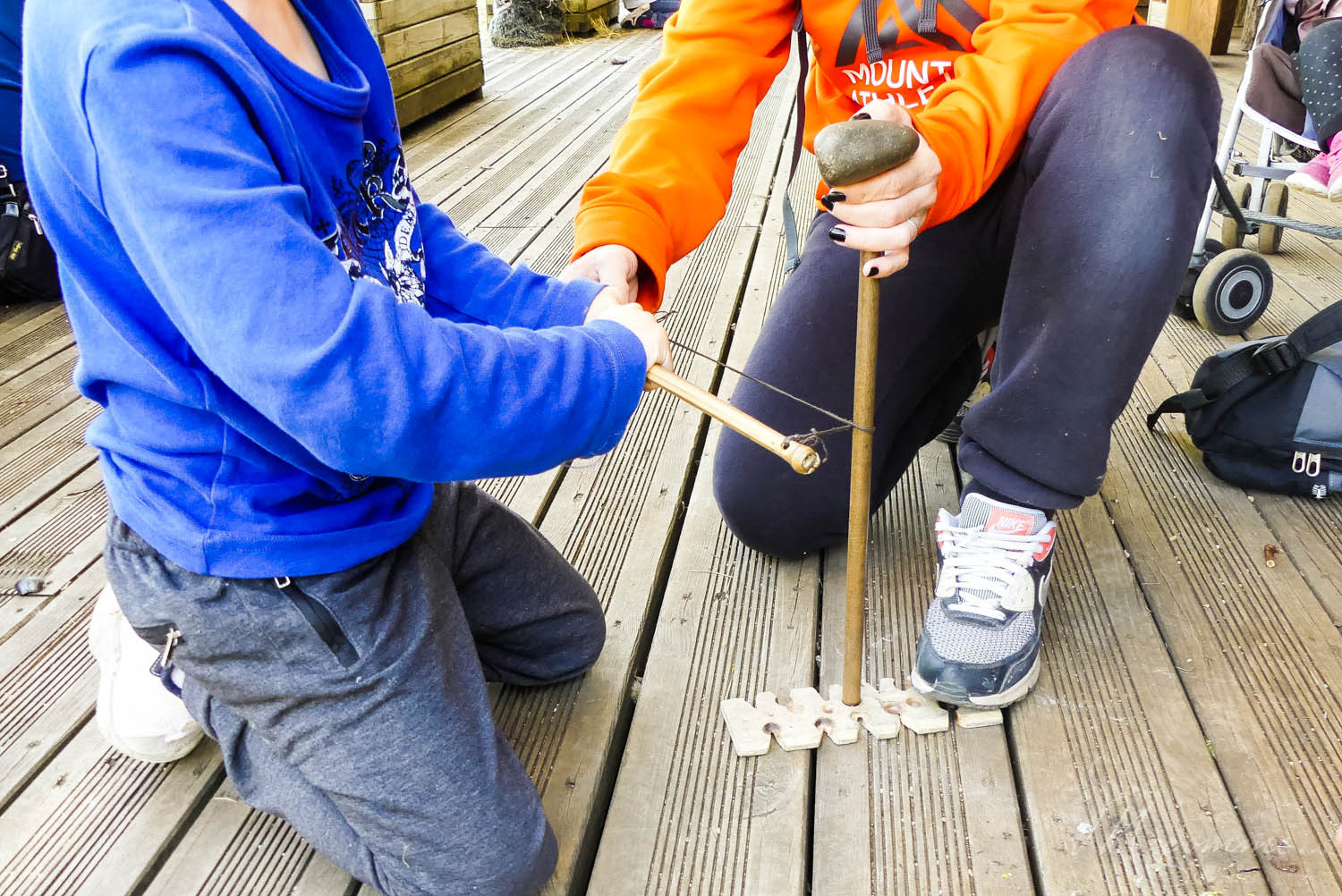 Les Grottes du Cerdon proposent, après la visite d’un monde souterrain insolite, de découvrir comment vivaient les hommes préhistoriques à travers de nombreuses activités pour les enfants. Une belle sortie en famille, dans l’Ain, nichée dans les montagnes du Jura. #grottesducerdon #prehistoire #hommesprehistoriques #activitesprehistoriques #animationsenfants #ain #jura #lyon #peinturesprehistoriques #poterie #feu #fairedufeu #apprendreafairedufeu #fouillesarcheologiques #sortieenfamille grottes du cerdon parc de loisirs préhistoriques