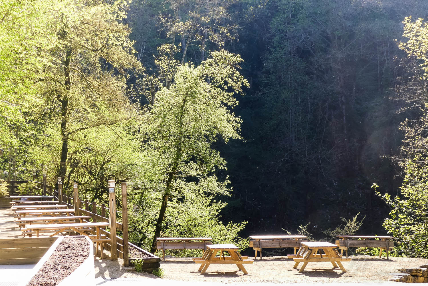 Les Grottes du Cerdon proposent, après la visite d’un monde souterrain insolite, de découvrir comment vivaient les hommes préhistoriques à travers de nombreuses activités pour les enfants. Une belle sortie en famille, dans l’Ain, nichée dans les montagnes du Jura. #grottesducerdon #prehistoire #hommesprehistoriques #activitesprehistoriques #animationsenfants #ain #jura #lyon #peinturesprehistoriques #poterie #feu #fairedufeu #apprendreafairedufeu #fouillesarcheologiques #sortieenfamille grottes du cerdon parc de loisirs préhistoriques