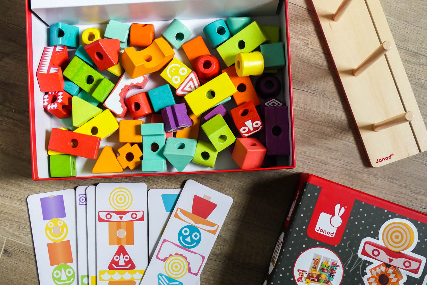 Edutotem, de Janod, est un jeu d’encastrement et de manipulation dès 3 ans. Ce jeu d’éveil permet de développer la motricité fine et l’apprentissage des formes et des couleurs, puis, quand l’enfant grandit, la concentration et la mémorisation. #encastrement #manipulation #eveil #jeueveil #joueteveil #jouetenbois #apprentissage #formes #couleurs #concentration #memorisation #montessori #motricite #motricitefine edutotem jeu d'encastrement et de manipulation