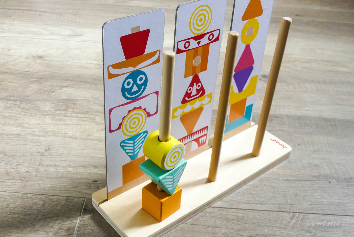 Edutotem, de Janod, est un jeu d’encastrement et de manipulation dès 3 ans. Ce jeu d’éveil permet de développer la motricité fine et l’apprentissage des formes et des couleurs, puis, quand l’enfant grandit, la concentration et la mémorisation. #encastrement #manipulation #eveil #jeueveil #joueteveil #jouetenbois #apprentissage #formes #couleurs #concentration #memorisation #montessori #motricite #motricitefine edutotem jeu d'encastrement et de manipulation