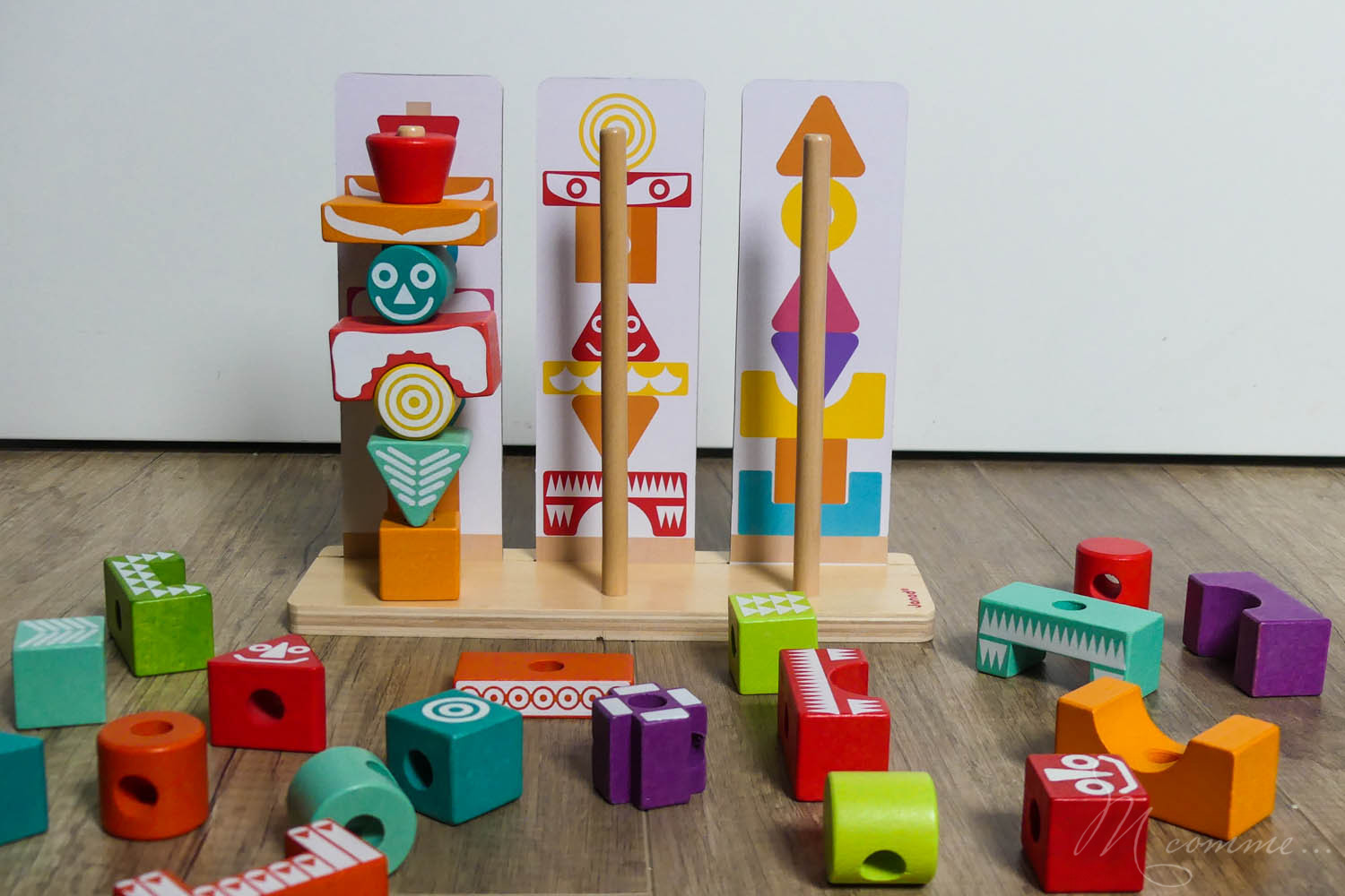 Edutotem, de Janod, est un jeu d’encastrement et de manipulation dès 3 ans. Ce jeu d’éveil permet de développer la motricité fine et l’apprentissage des formes et des couleurs, puis, quand l’enfant grandit, la concentration et la mémorisation. #encastrement #manipulation #eveil #jeueveil #joueteveil #jouetenbois #apprentissage #formes #couleurs #concentration #memorisation #montessori #motricite #motricitefine edutotem jeu d'encastrement et de manipulation