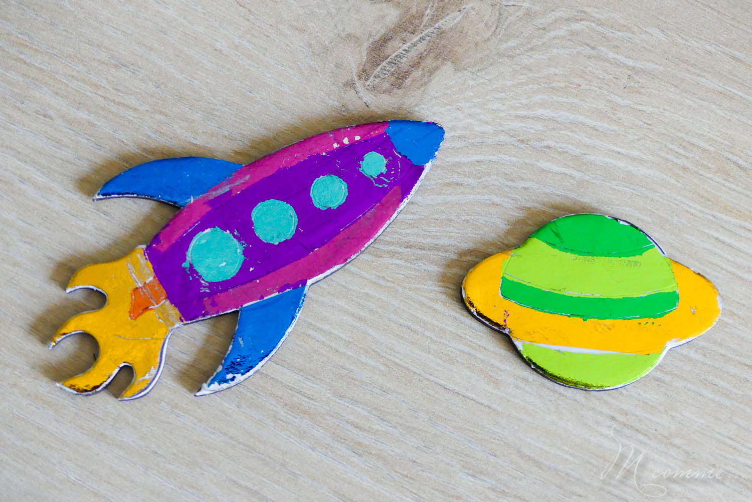 Créer ses propres magnets, avec de jolies couleurs métallisées : une activité créative rapide et facile pour les enfants par Sentosphère ! De quoi laisser libre court à leur créativité, pour décorer le frigo ou leur chambre. #magnets #frigo #activiteenfants #activitecreative #loisirscreatifs #papiercolore #sentosphere  magnets métallisés Sentosphère