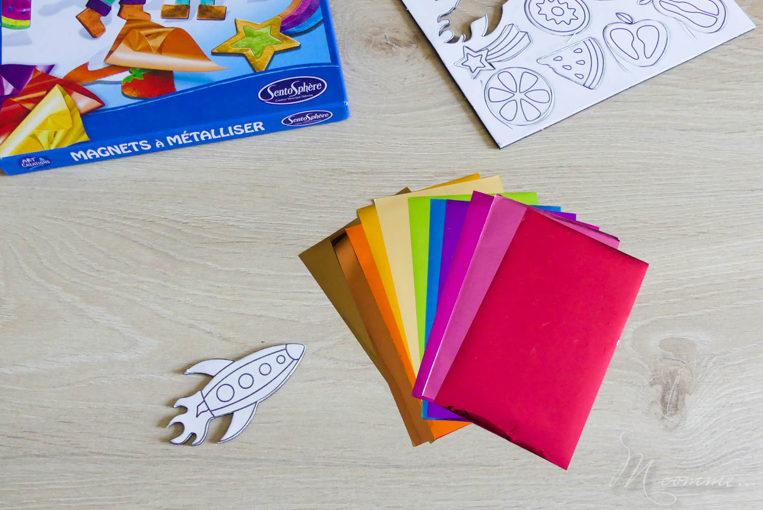 Créer ses propres magnets, avec de jolies couleurs métallisées : une activité créative rapide et facile pour les enfants par Sentosphère ! De quoi laisser libre court à leur créativité, pour décorer le frigo ou leur chambre. #magnets #frigo #activiteenfants #activitecreative #loisirscreatifs #papiercolore #sentosphere  magnets métallisés Sentosphère