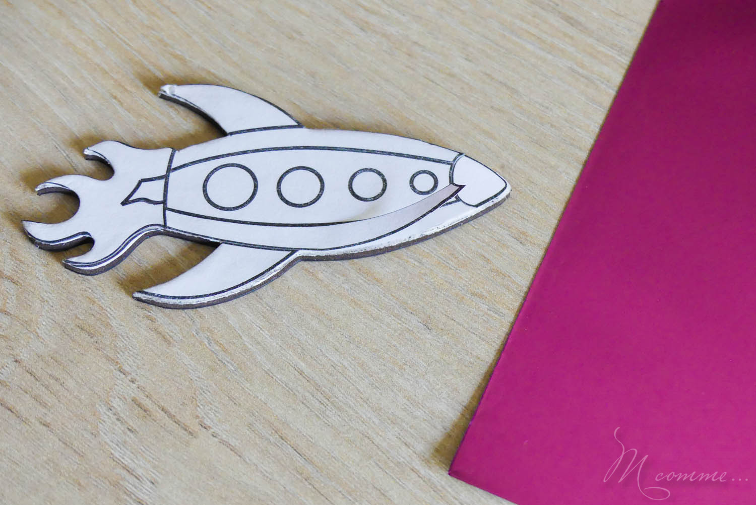 Créer ses propres magnets, avec de jolies couleurs métallisées : une activité créative rapide et facile pour les enfants par Sentosphère ! De quoi laisser libre court à leur créativité, pour décorer le frigo ou leur chambre. #magnets #frigo #activiteenfants #activitecreative #loisirscreatifs #papiercolore #sentosphere  magnets à métalliser Sentosphère