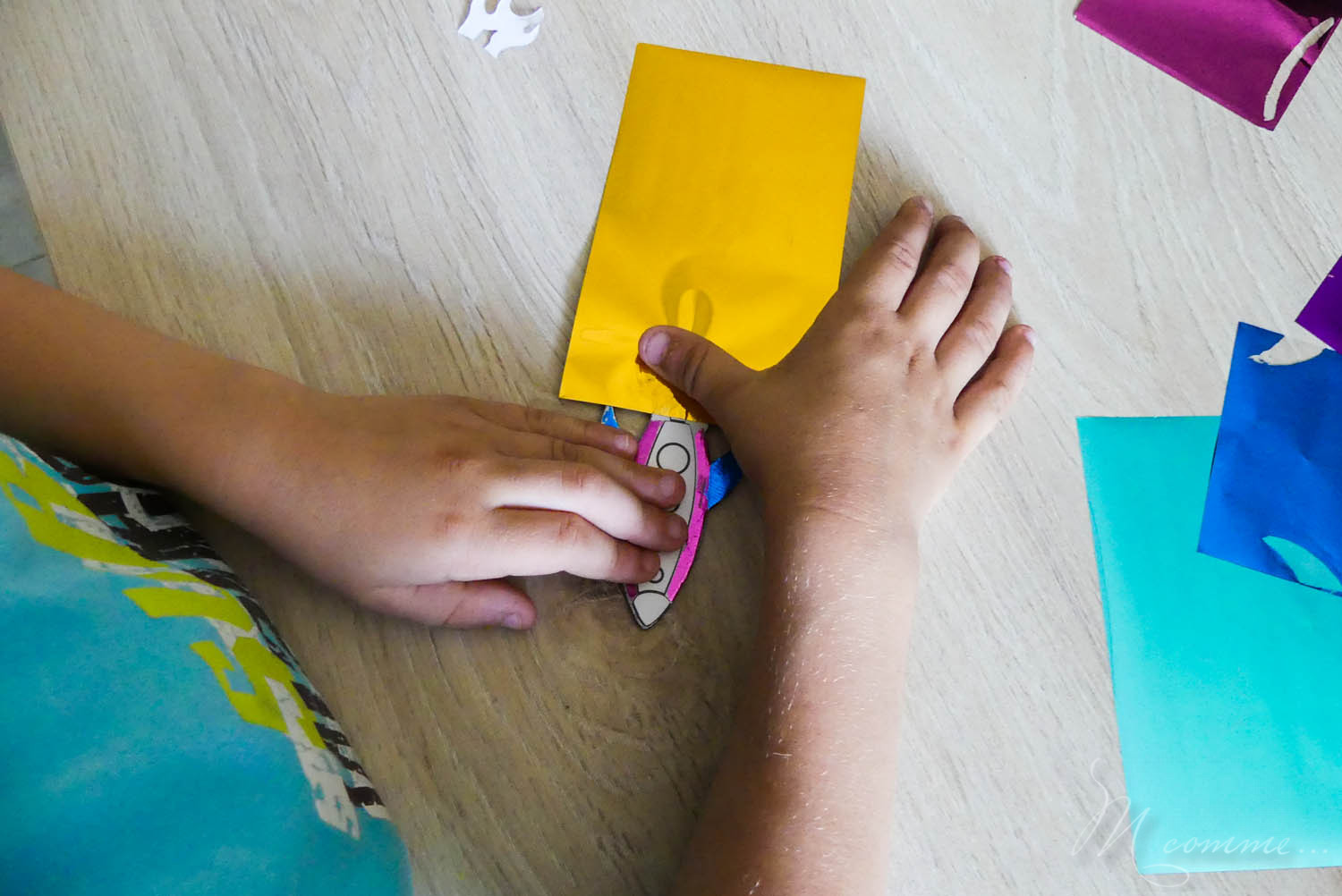 Créer ses propres magnets, avec de jolies couleurs métallisées : une activité créative rapide et facile pour les enfants par Sentosphère ! De quoi laisser libre court à leur créativité, pour décorer le frigo ou leur chambre. #magnets #frigo #activiteenfants #activitecreative #loisirscreatifs #papiercolore #sentosphere  magnets métallisés Sentosphère